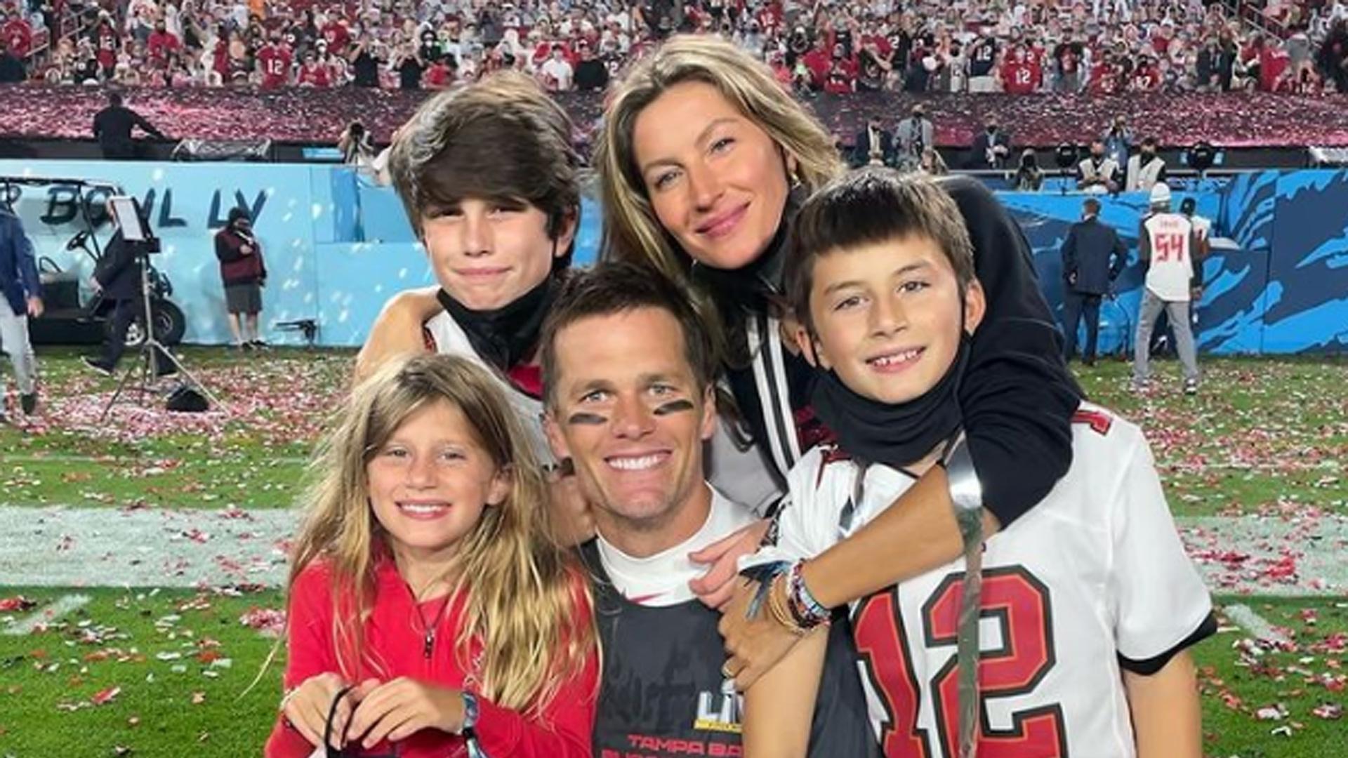 La modelo Gisele Bündchen y Tom Brady, junto a sus hijos, celebrando el título de la Super Bowl obtenido hace dos años
