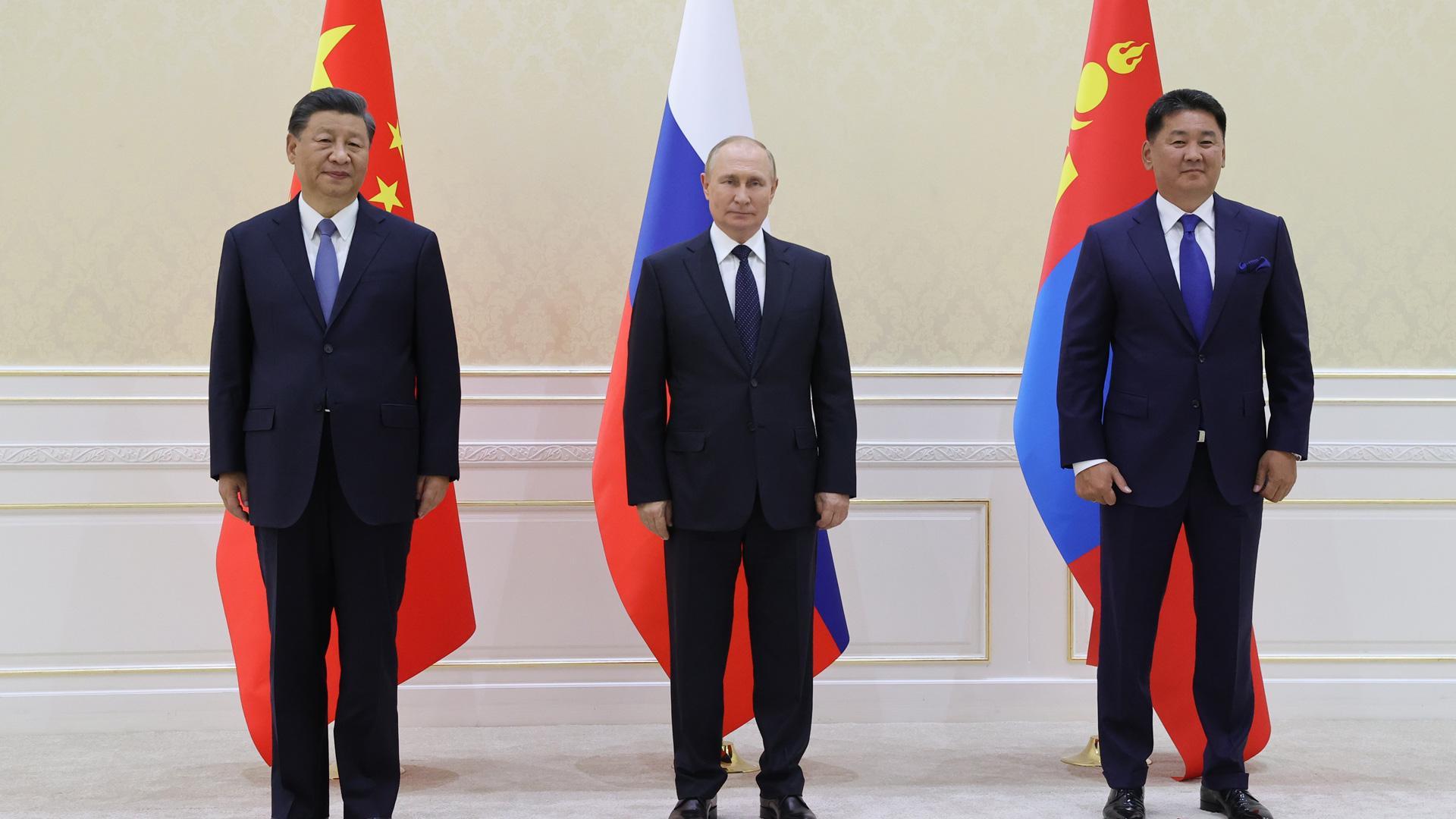 El presidente de China, Xi Jinping, el presidente de Rusia, Vladímir Putin, y el presidente de Uzbekistan, Shavkat Mirziyoyev