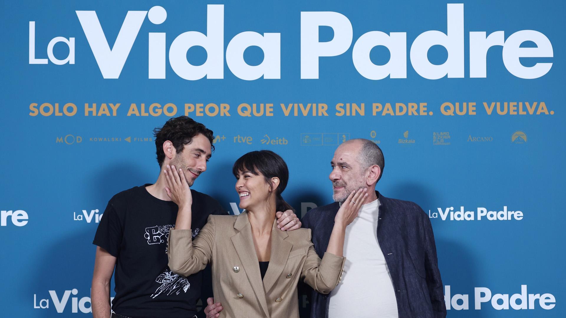 Enric Auquer, Megan Montaner y Karra Elejalde posan en el photocall de la película 'La Vida Padre'