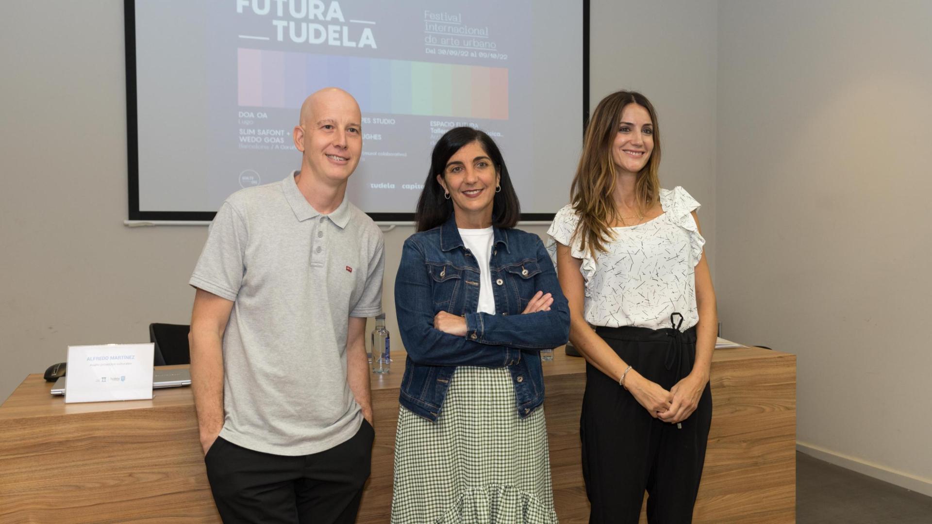 A: BLANCA ALDANONDO
F: 15/09/2022
P: DE IZDA. A DCHA.; ALFREDO MARTINEZ PEREZ (ASALTO PROYECTOS CULTURALES), MERCHE AÑON MONTON (CONCEJALA CULTURA) Y BEGOÑA MORENO VALENCIA (FUNDACION MIGUEL EZA)
L: TUDELA
T: PRESENTACION DEL FESTIVAL INTERNACIONAL DE ARTE URBANO "FUTURA TUDELA"
