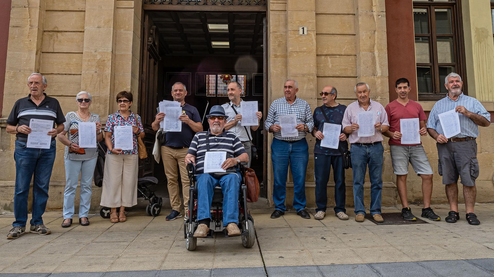 Los vecinos del barrio de Lizarra que acudieron este jueves, 15 de septiembre, al mediodía a entregar las firmas en el Ayuntamiento de Estella
