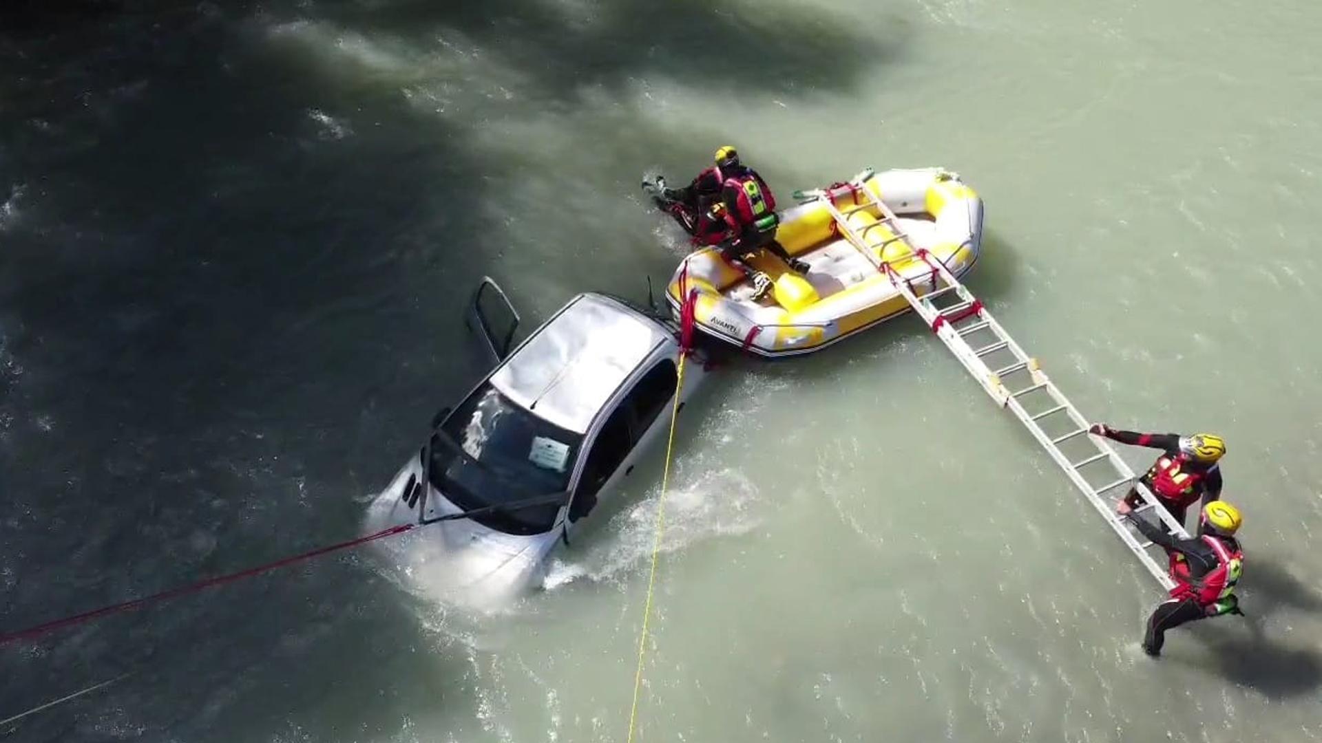 Un momento de uno de los entrenamientos de rescate de víctimas en coches sumergidos