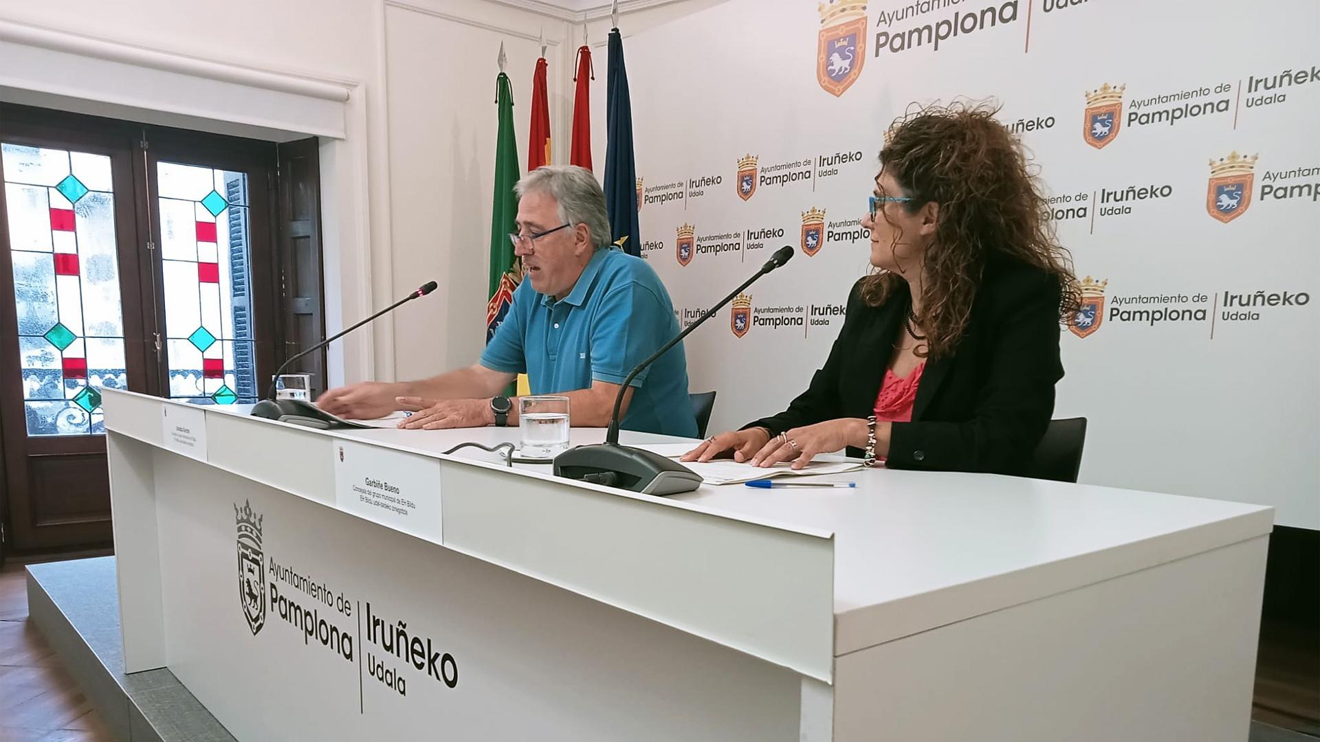 joseba Asiron junto a Garbiñe Bueno durante la rueda de prensa ofrecida este viernes