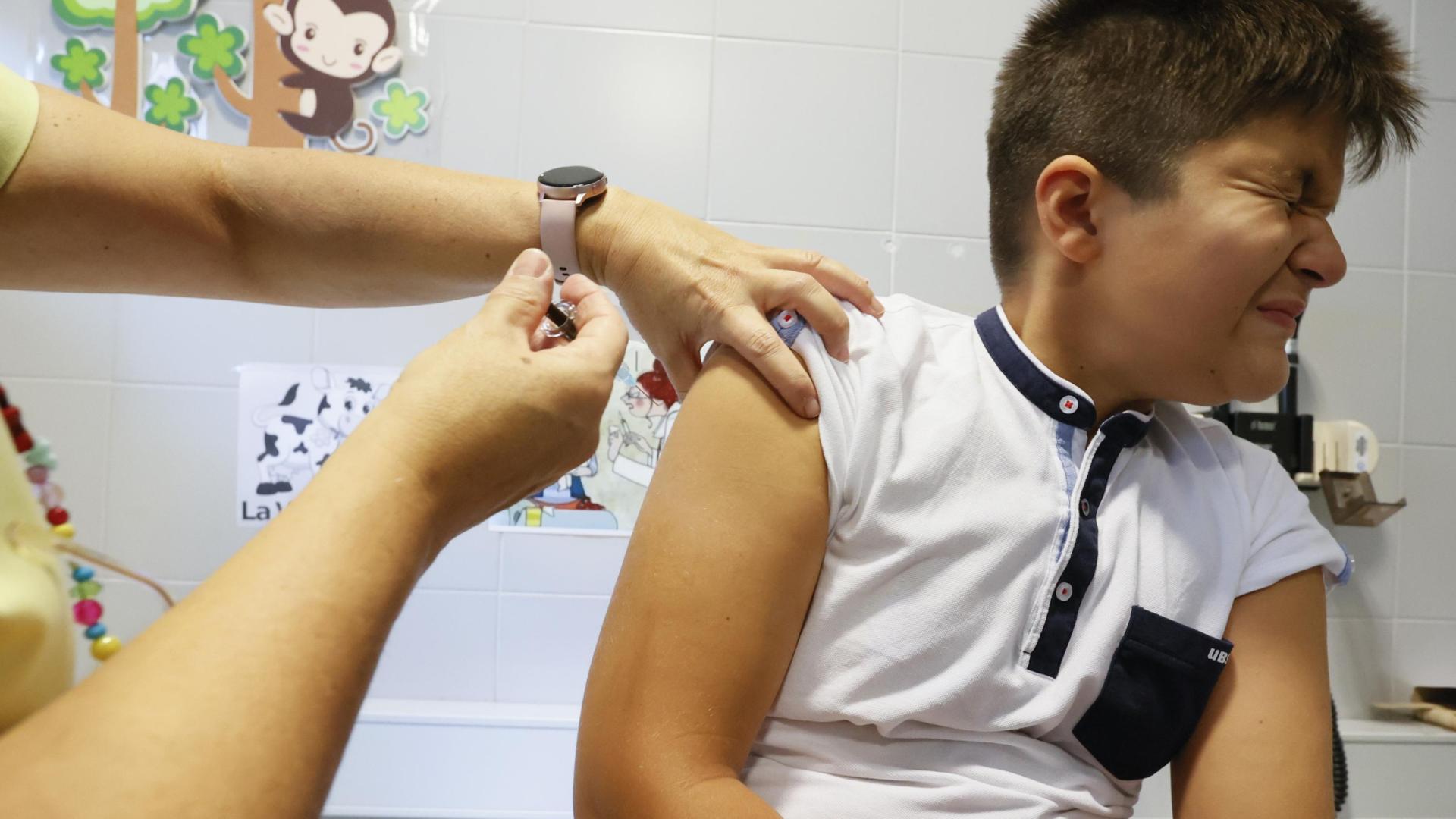 Una enfermera aplica la vacuna contra el papiloma humano a un niño en Galicia