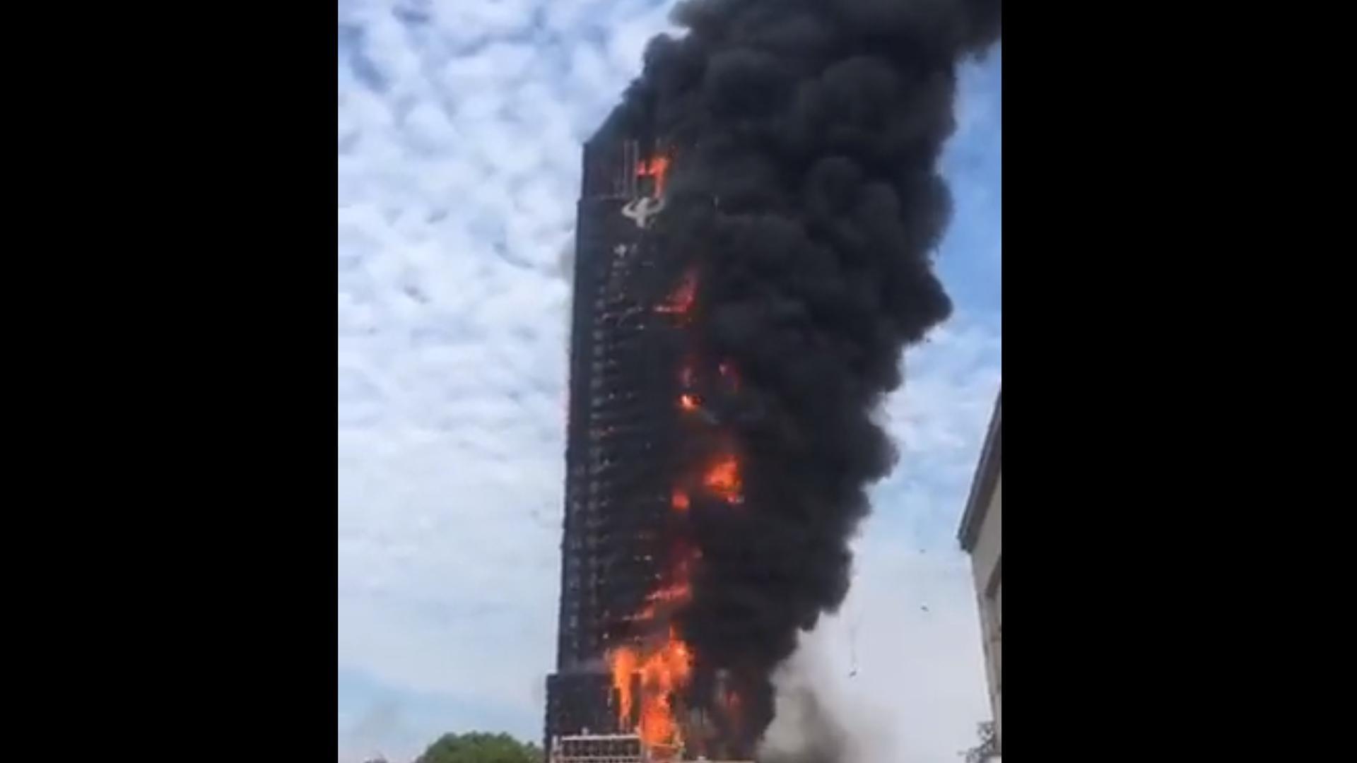 Llamas y humo en el incendio de un rascacielos en China