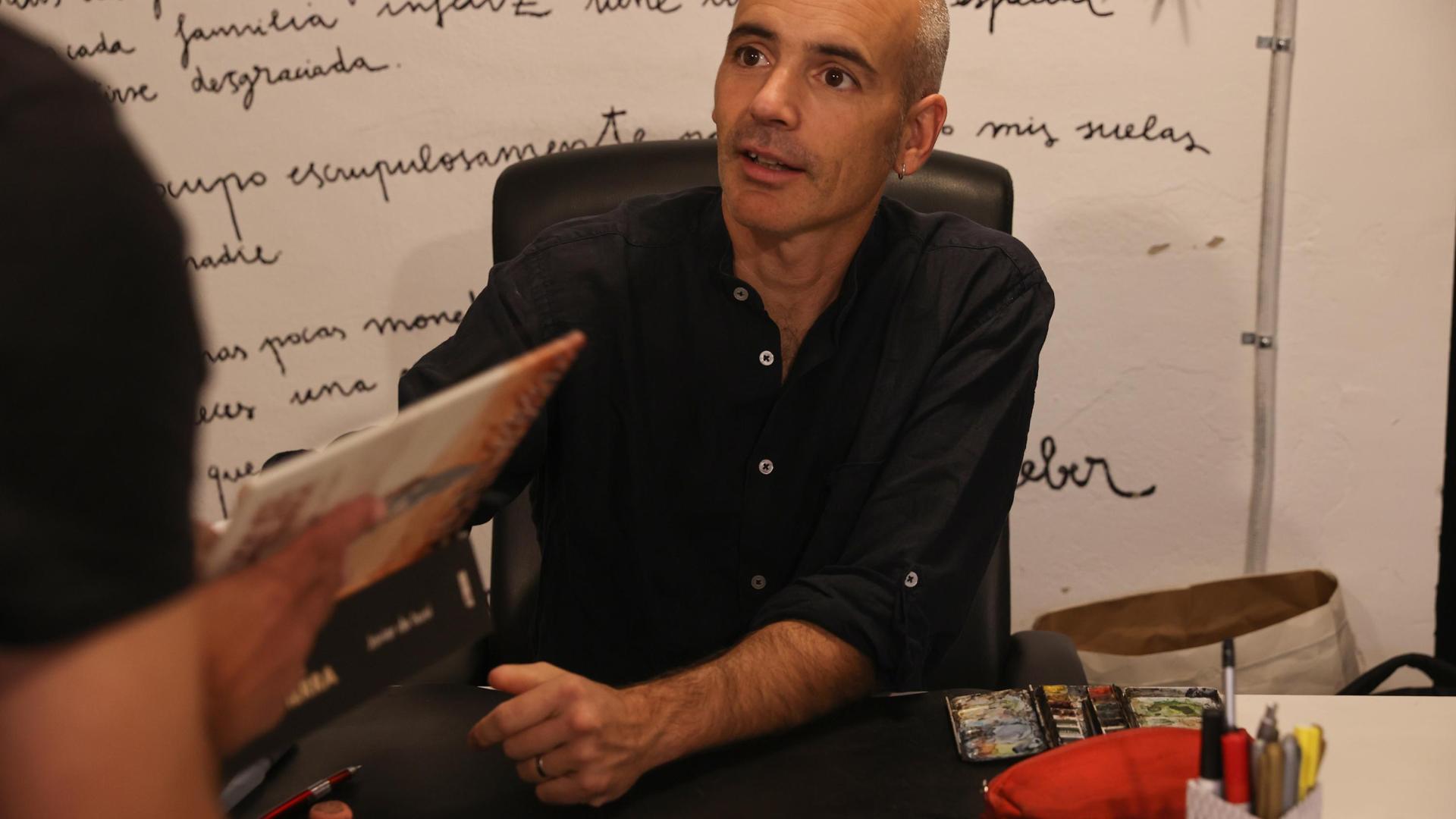 Javier de Isusi, este viernes, en la firma de ejemplares en la librería Ménades como actividad del Salón del Cómic de Navarra 2022