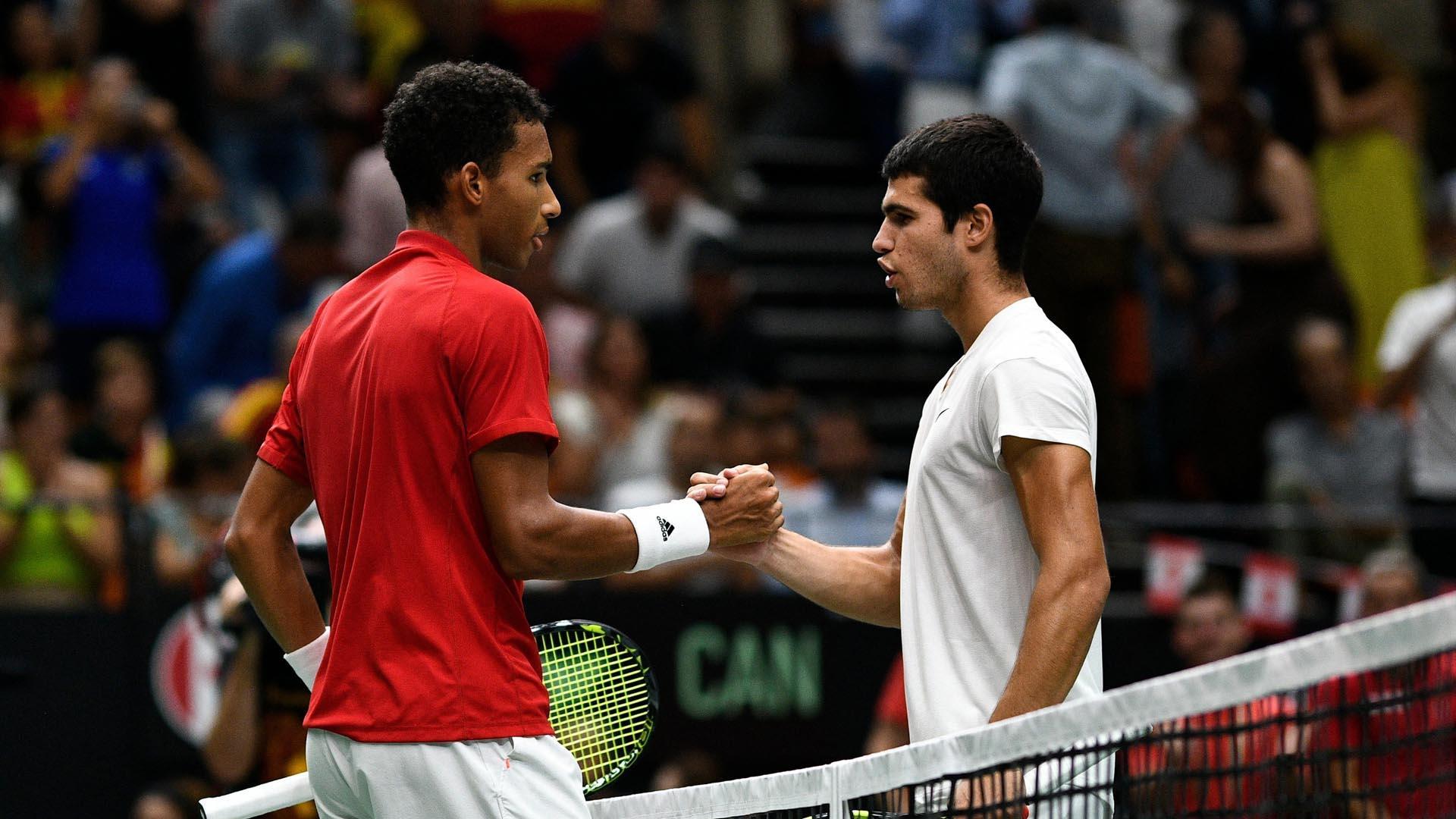 Saludo entre Felix Auger-Aliassime y Carlos Alcaraz