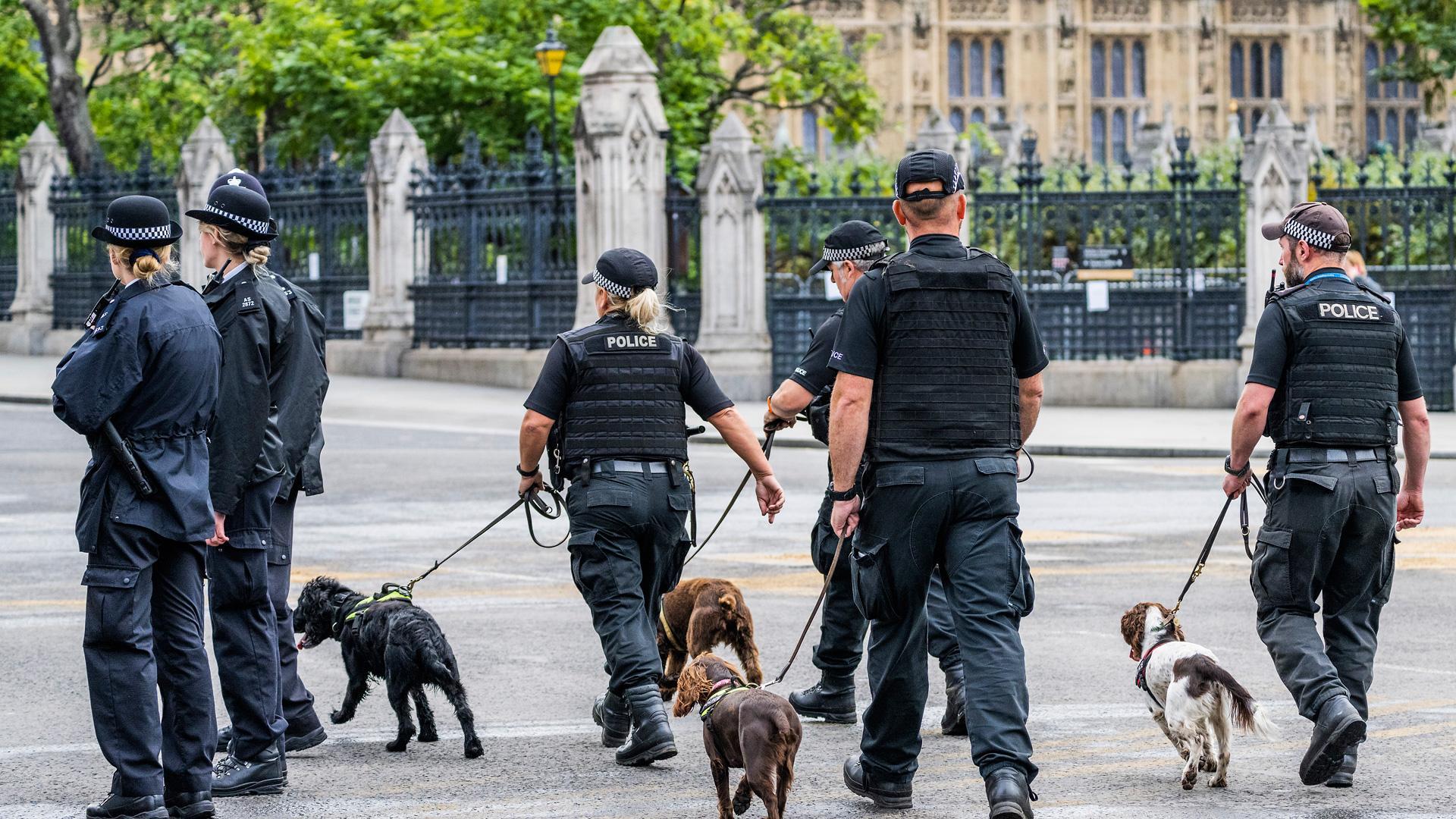 Agentes de policía del dispositivo de seguridad desplegado por el funeral de la reina Isabel II en Londres