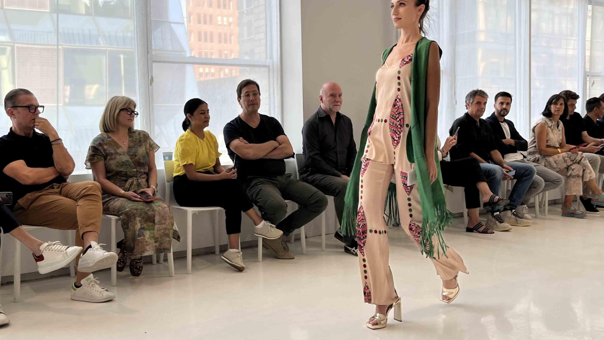 Modelos desfilan durante el evento de moda para la industria FashionLAB Market en Nueva York (EEUU)
