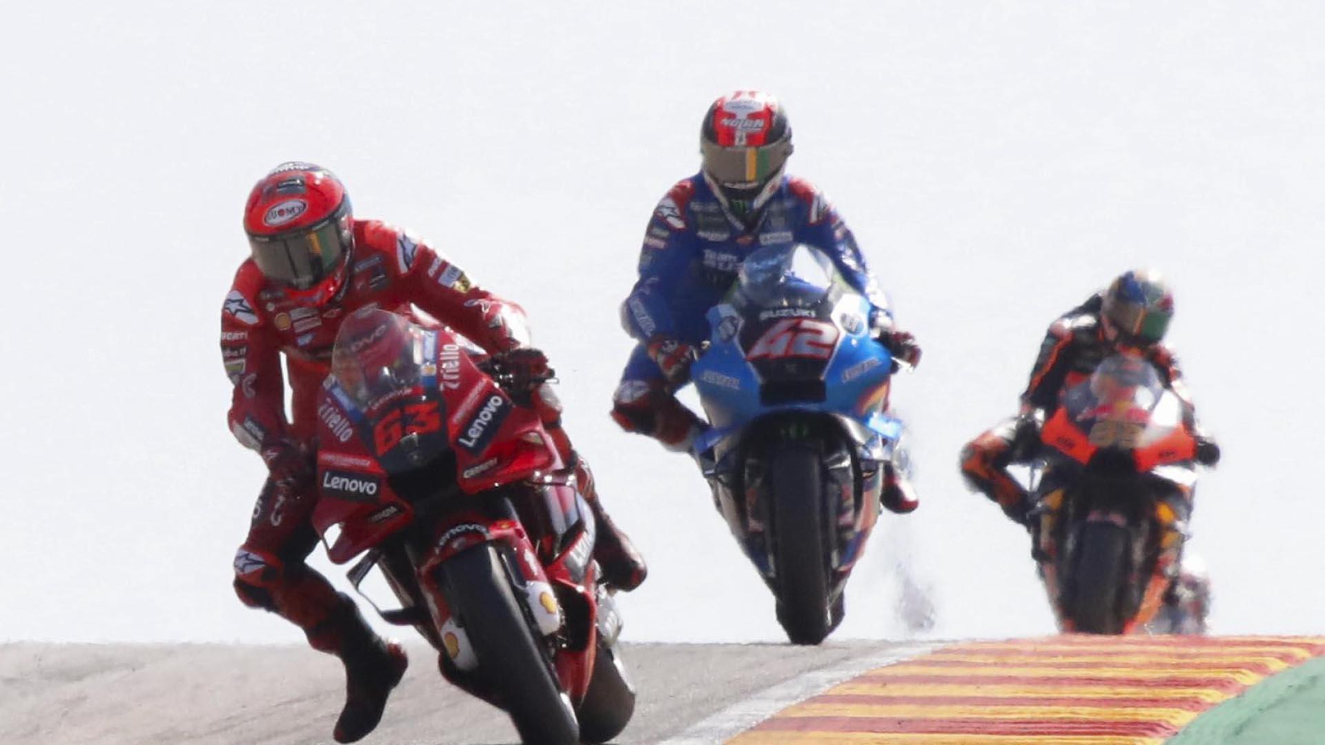Francesco Bagnaia y Alex Rins, durante la segunda ronda clasificatoria del Gran Premio Animoca Brands de Aragón