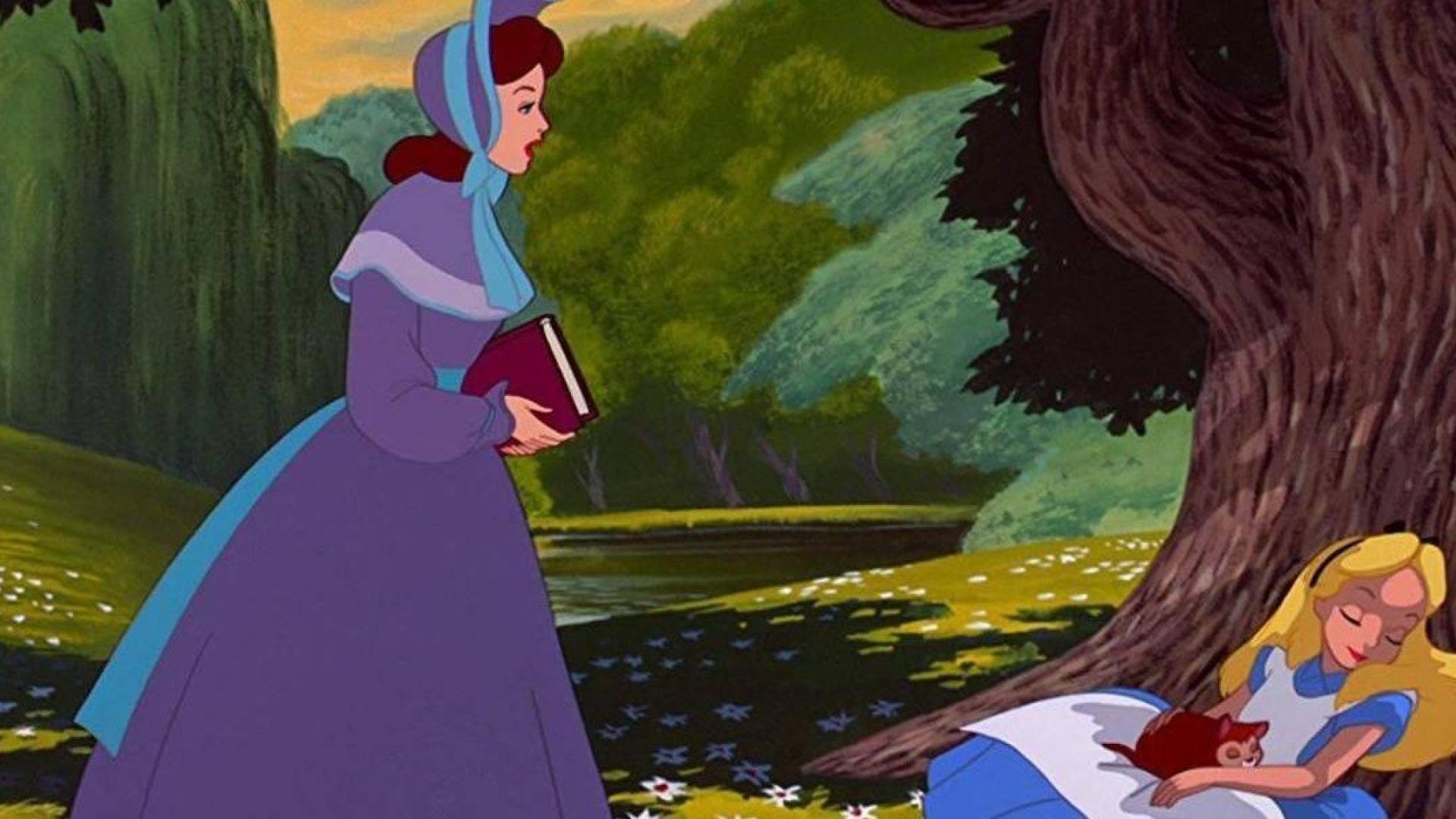 A Alicia le aburren las historias, “sin dibujos ni diálogos”, que le cuenta su hermana  Mathilda, que ejerce de educadora de la pequeña. En la imagen, extraída de la película de Walt Disney, la niña duerme plácidamente a la sombra de un árbol y junto a un riachuelo, mientras su hermana mayor con un libro sobre la conquista de América entre sus manos se desespera al comprobar su desinterés. Esta cinta, al igual que otras muchas, está inspirada en el relato ‘Alicia en el país de las maravillas’, del escritor y matemático británico Lewis Caroll (1865).