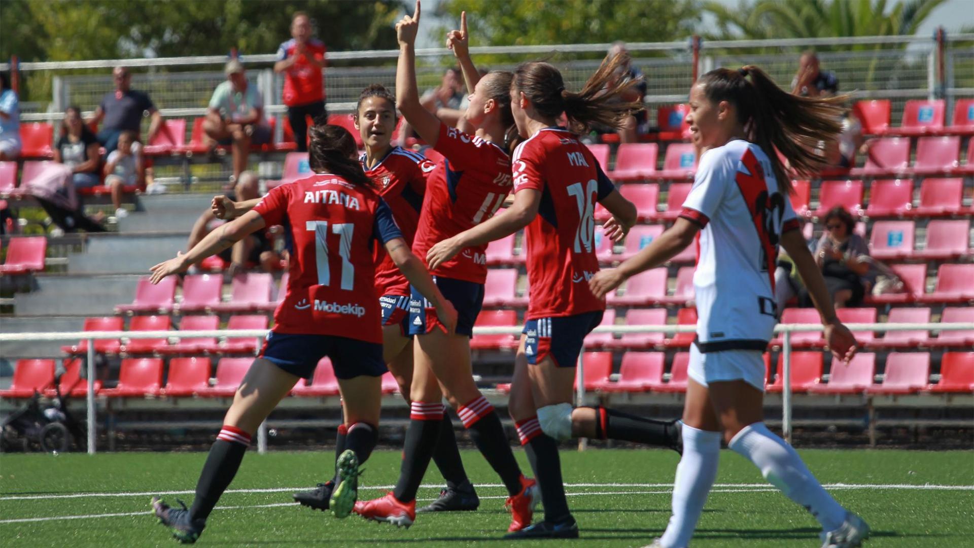Vera celebra su gol con sus compañeras