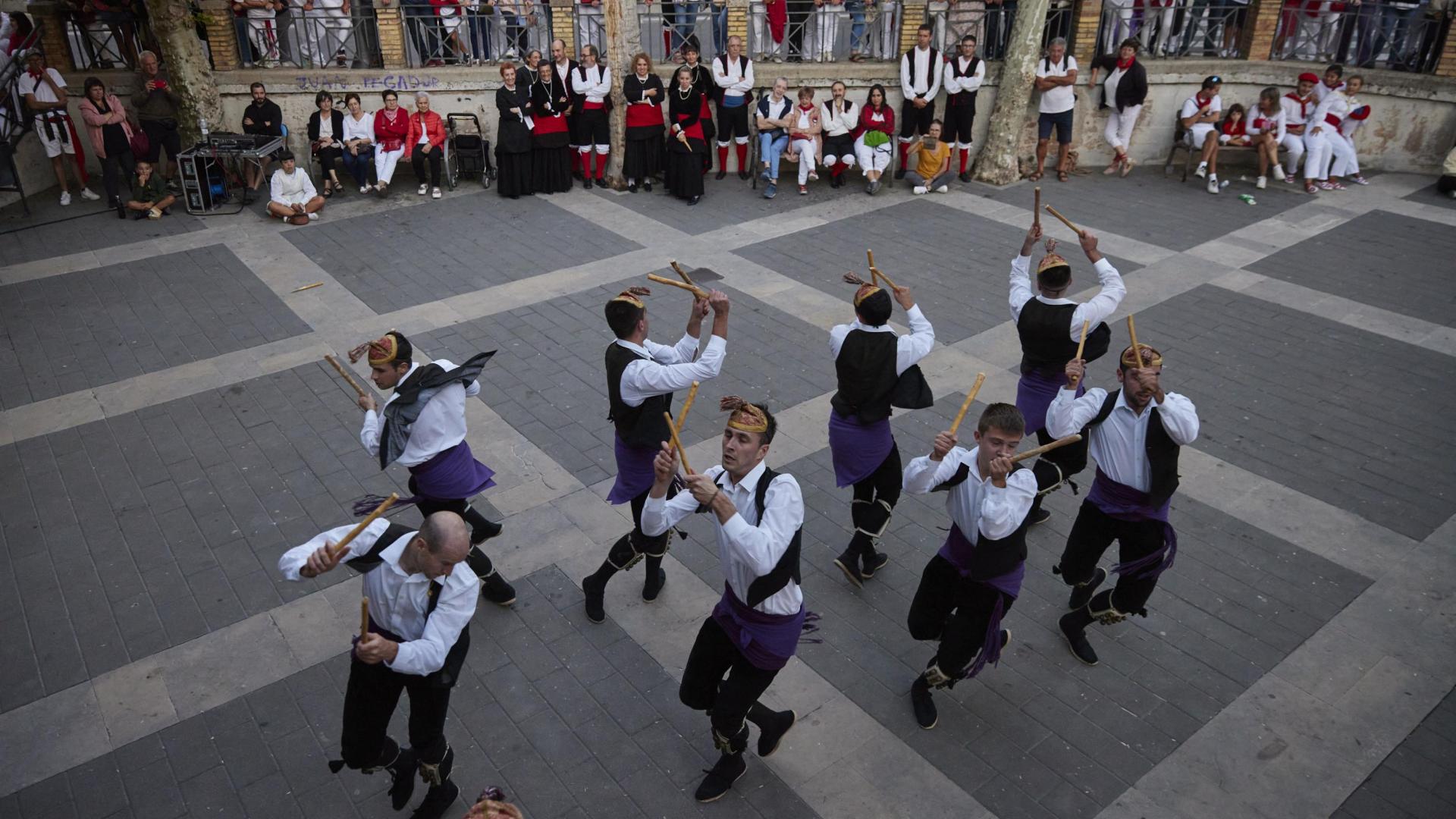 Los lazos de la merindad se reflejaron por la tarde en un animado festival de danzas con grupos de la zona. En la imagen, danzantes de Ochagavía