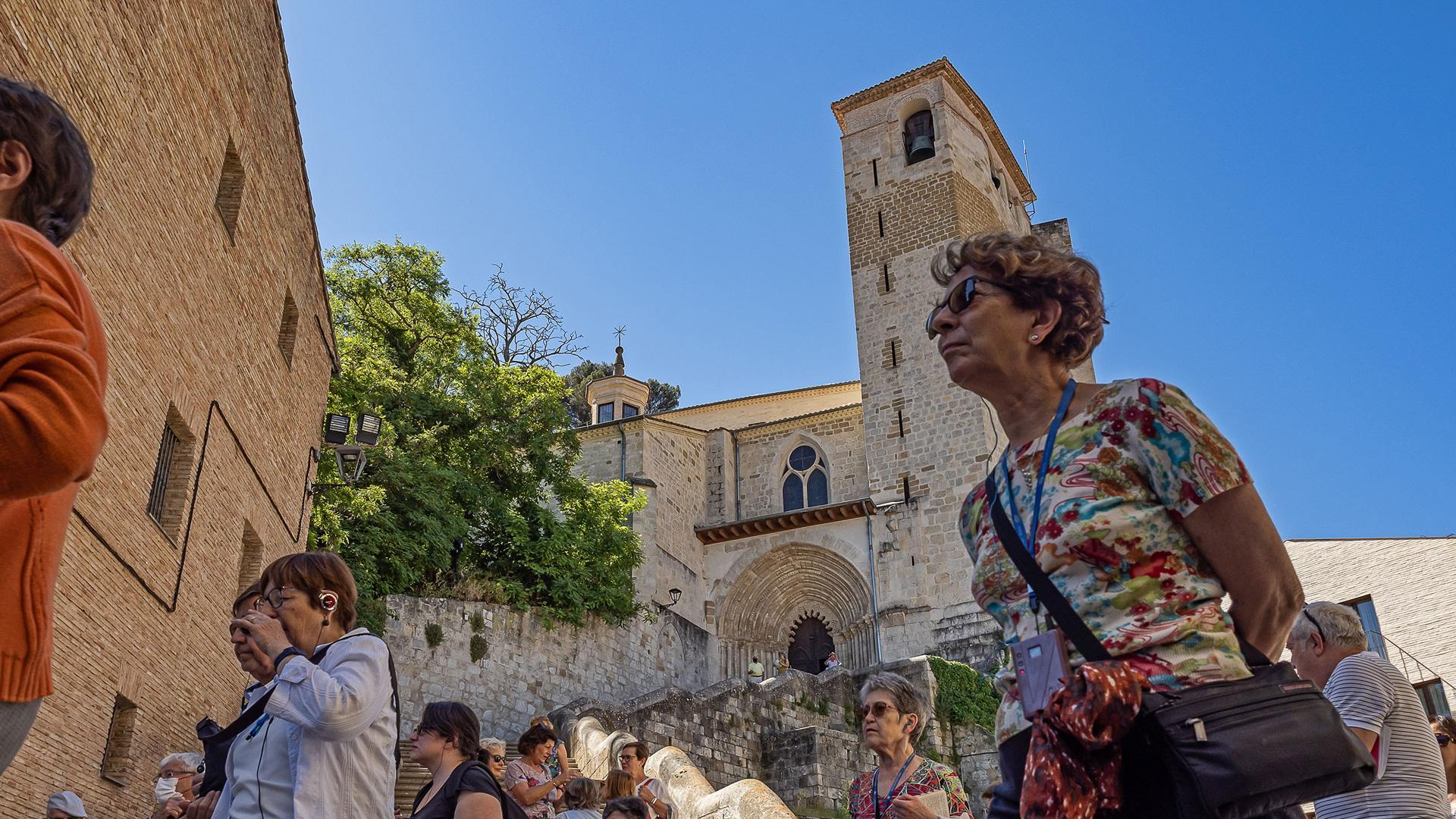 Un grupo de turistas pasea junto a la iglesia de San Pedro de la Rúa de Estella