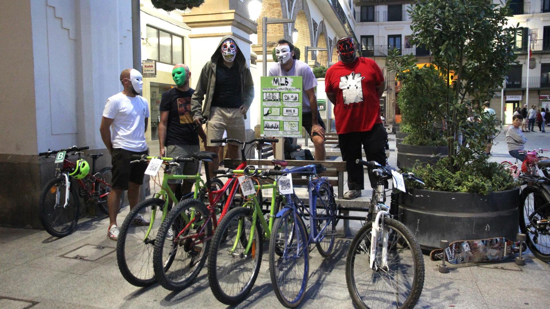 Las bicis, en el aparcabicis de la plaza con sus ‘liberadores’