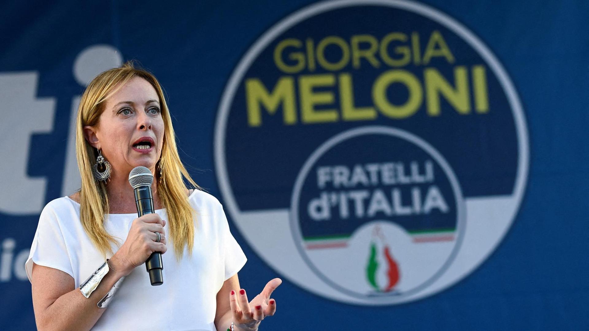 Giorgia Meloni, líder de la ultraderecha italiana, durante un mitin en la plaza del Duomo de Milán
