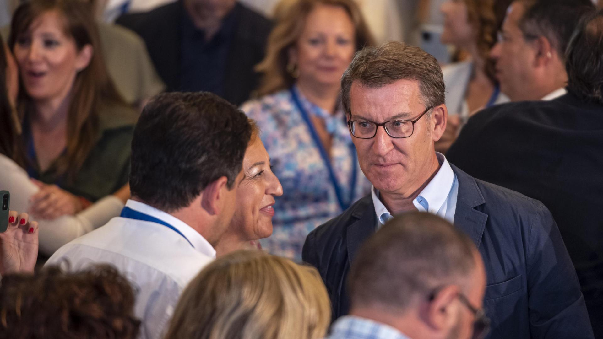 Alberto Núñez Feijóo (d), a la llegada este domingo en Toledo a la clausura de la XXV Interparlamentaria de su formación
