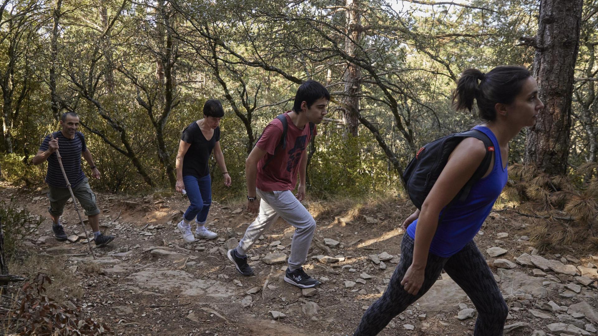 Un grupo de participantes en la marcha, en pleno ascenso hacia la cima de San Cristóbal