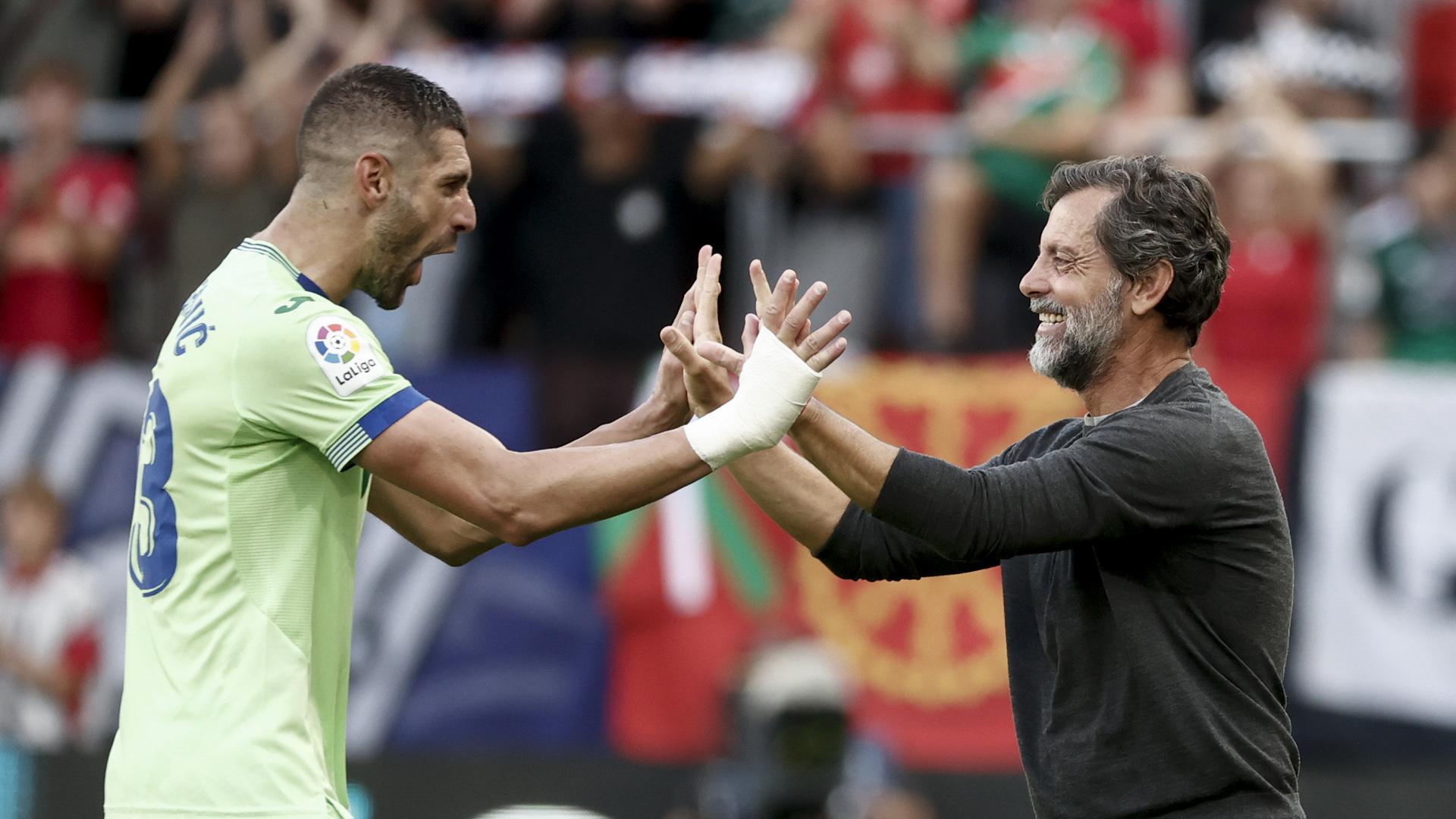 El entrenador del Getafe, Quique Sánchez Flores, y el defensa Stefan Mitrovic celebran su victoria contra Osasuna