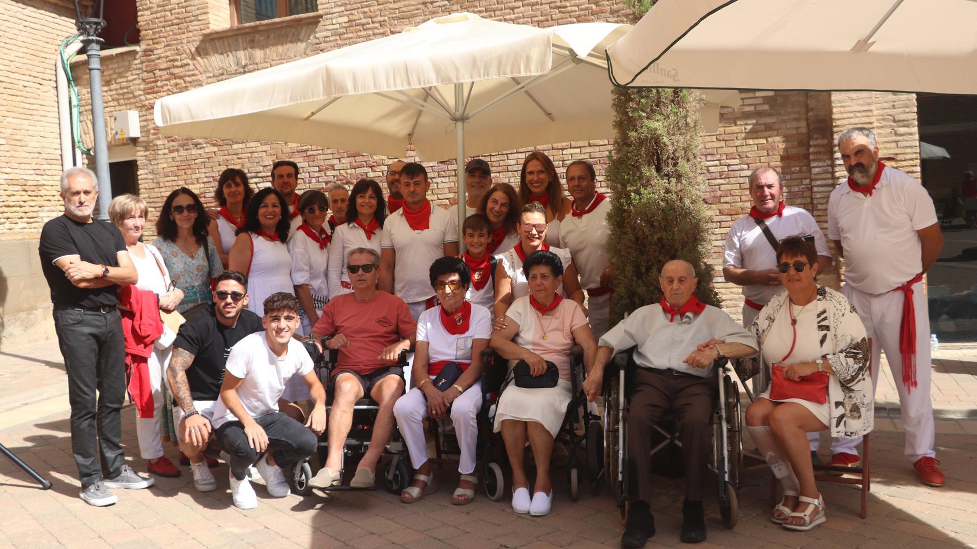José Miguel Arana, a la derecha, posa con su familia tras recibir el título de ‘Villafranqués entrañable’