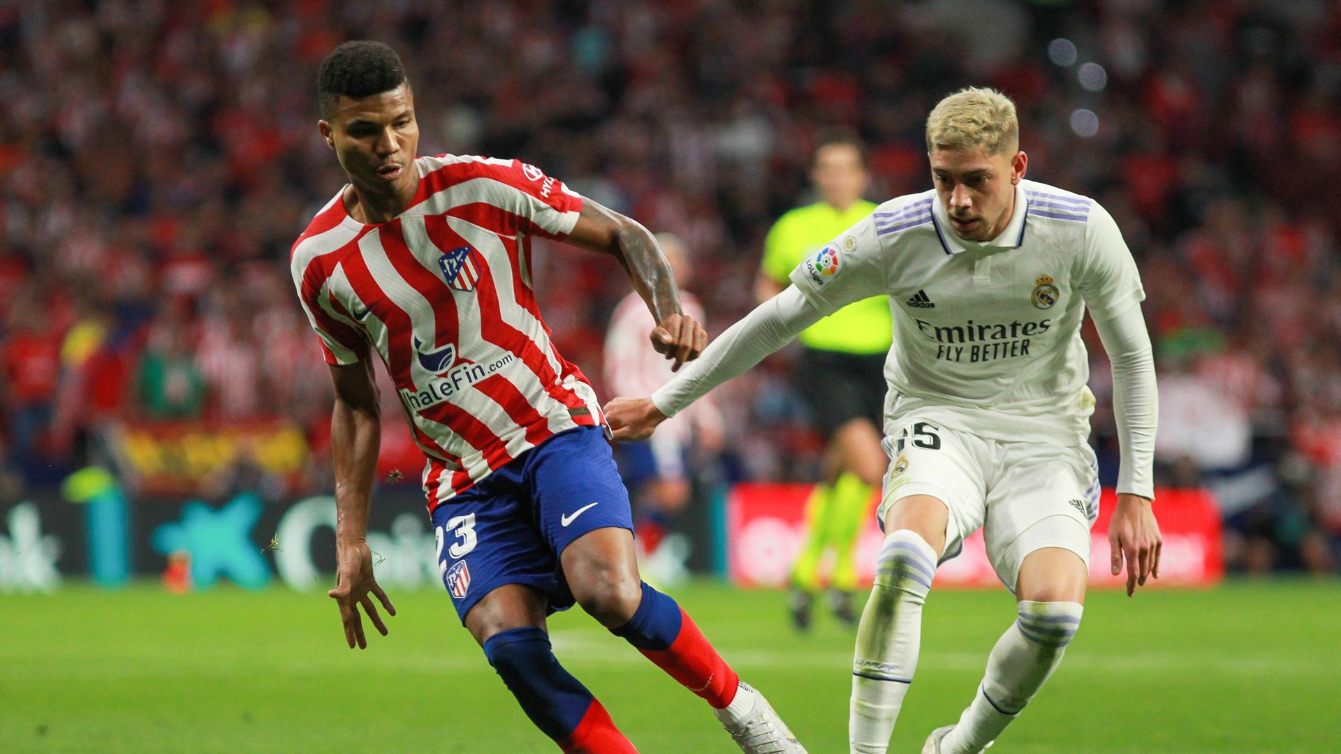 Reinildo Mandava del Atletico de Madrid y Federico Valverde del Real Madrid, en una jugada durante el partido