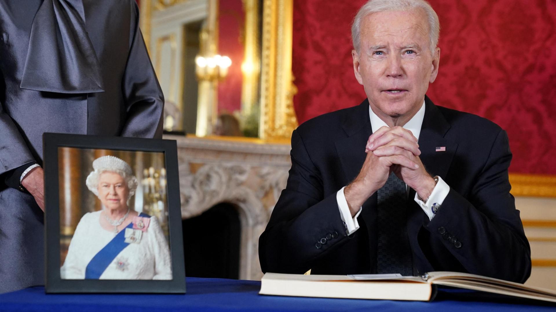 Joe Biden, antes de firmar en el libro de condolencias de la reina Isabel II de Inglaterra en Lancaster House en Londres