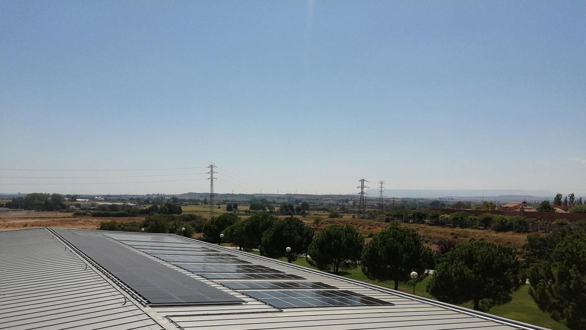 A la derecha, las nuevas placas fotovoltaicas que se han añadido sobre la cubierta del edificio de talleres del Campus de Tudela