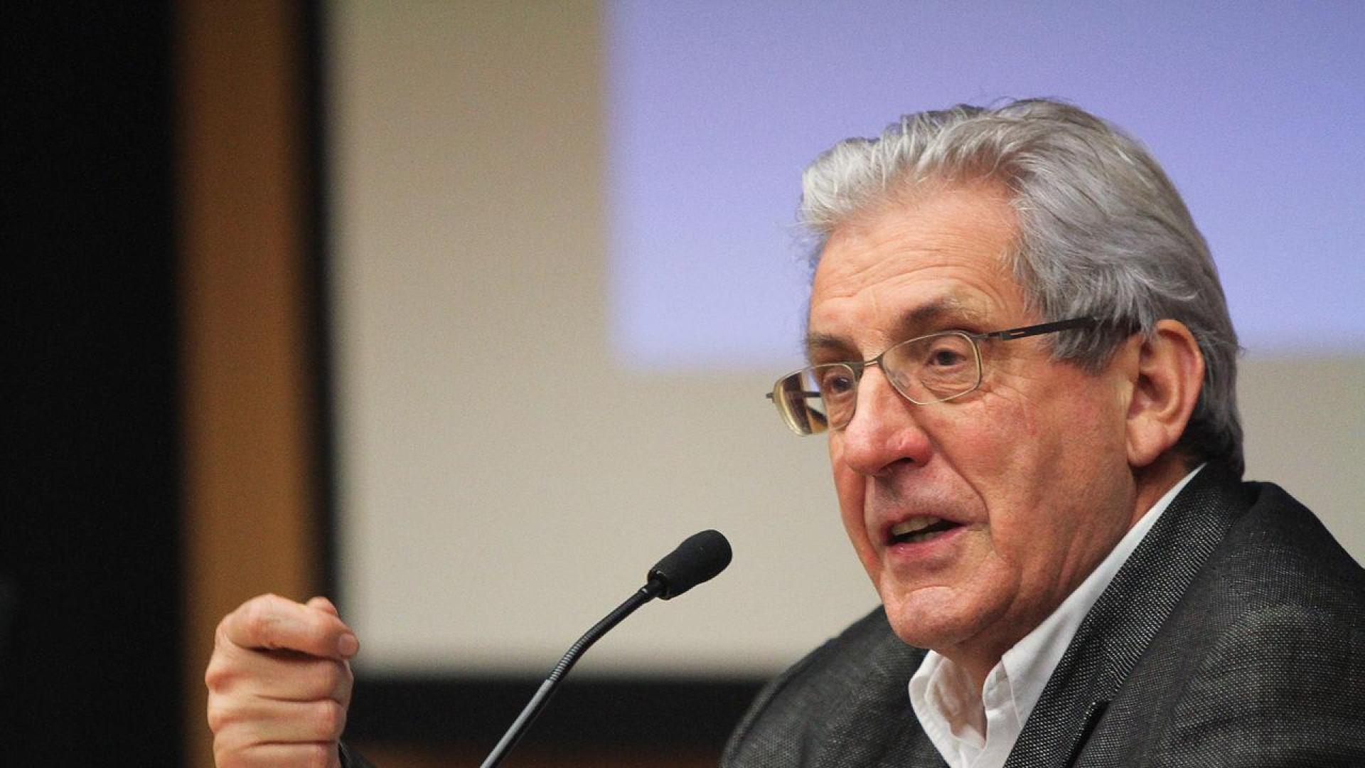 El físico y científico Pedro Miguel Etxenike estará esta tarde en Civican para hablar de los retos que la Ciencia tiene que acometer en los próximos años.