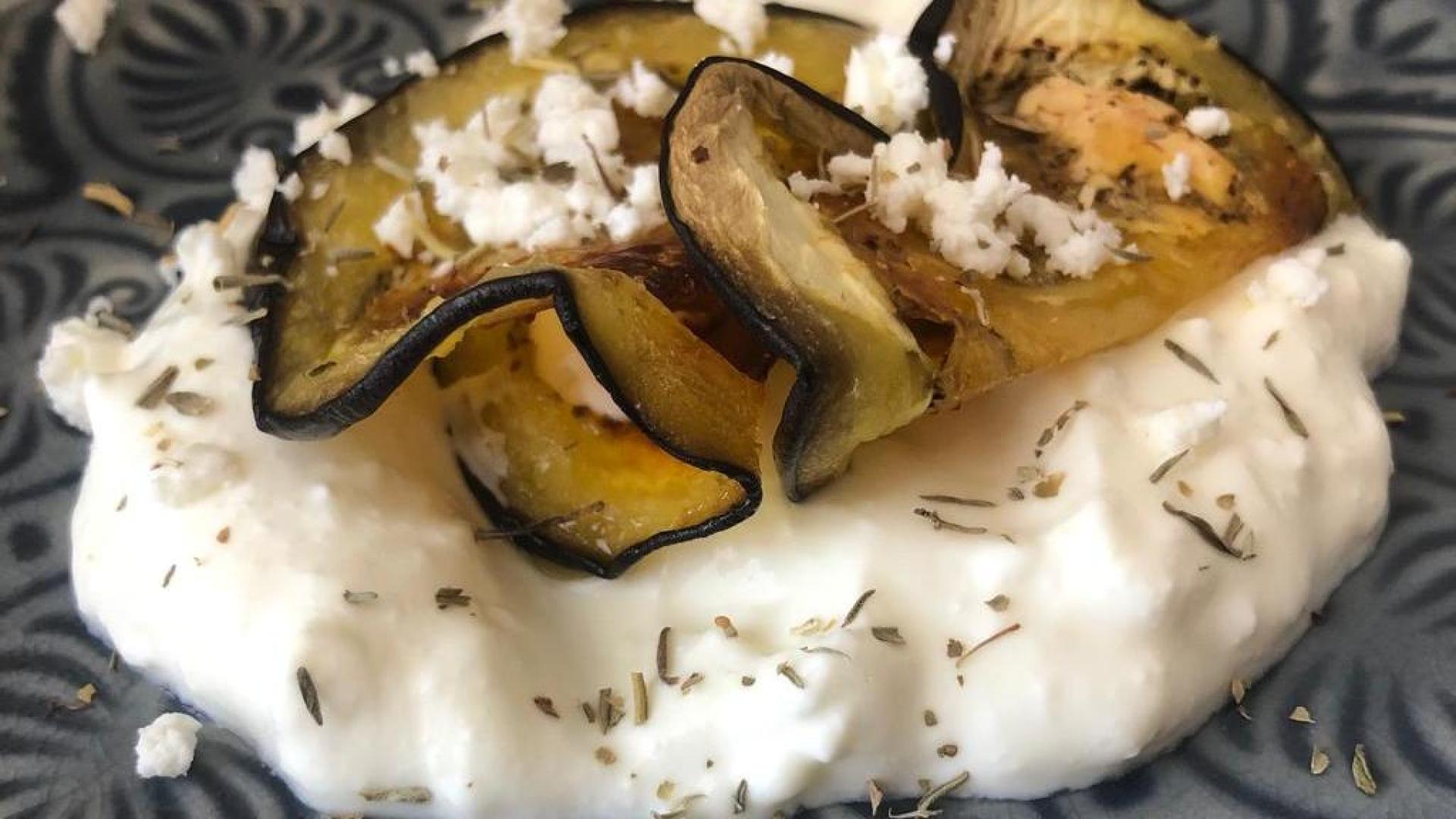 Esta berenjena asada sobre crema de queso feta es una de las tres recetas de hoy.