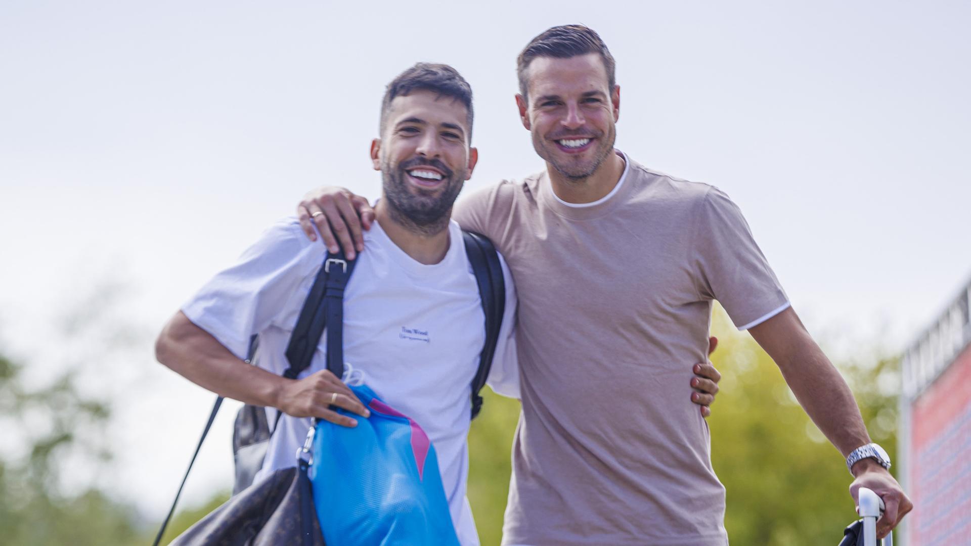 Jordi Alba (izda.) y Cesar Azpilicueta, fotografiados a su llegada a la Ciudad del Fútbol de Las Rozas (Madrid)