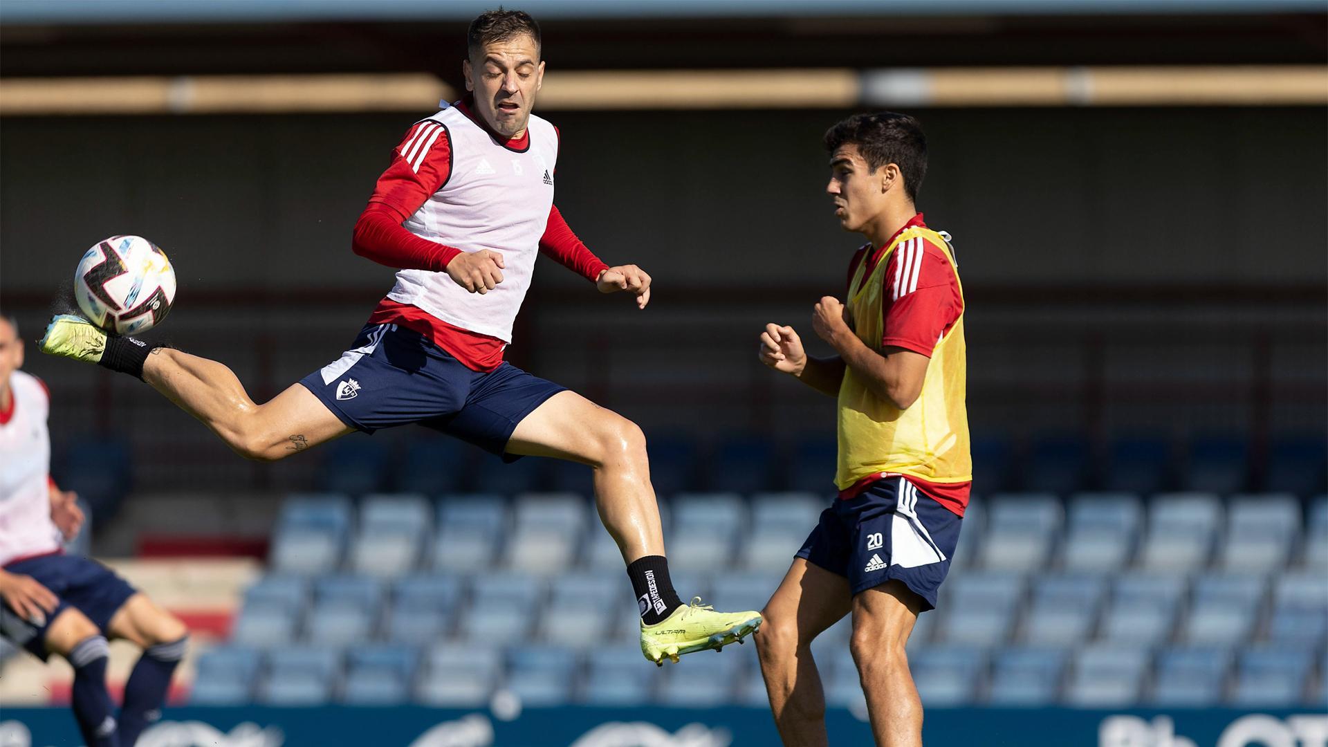 Rubén Peña y Manu Sánchez buscan el balón durante el entrenamiento de este lunes en Tajonar