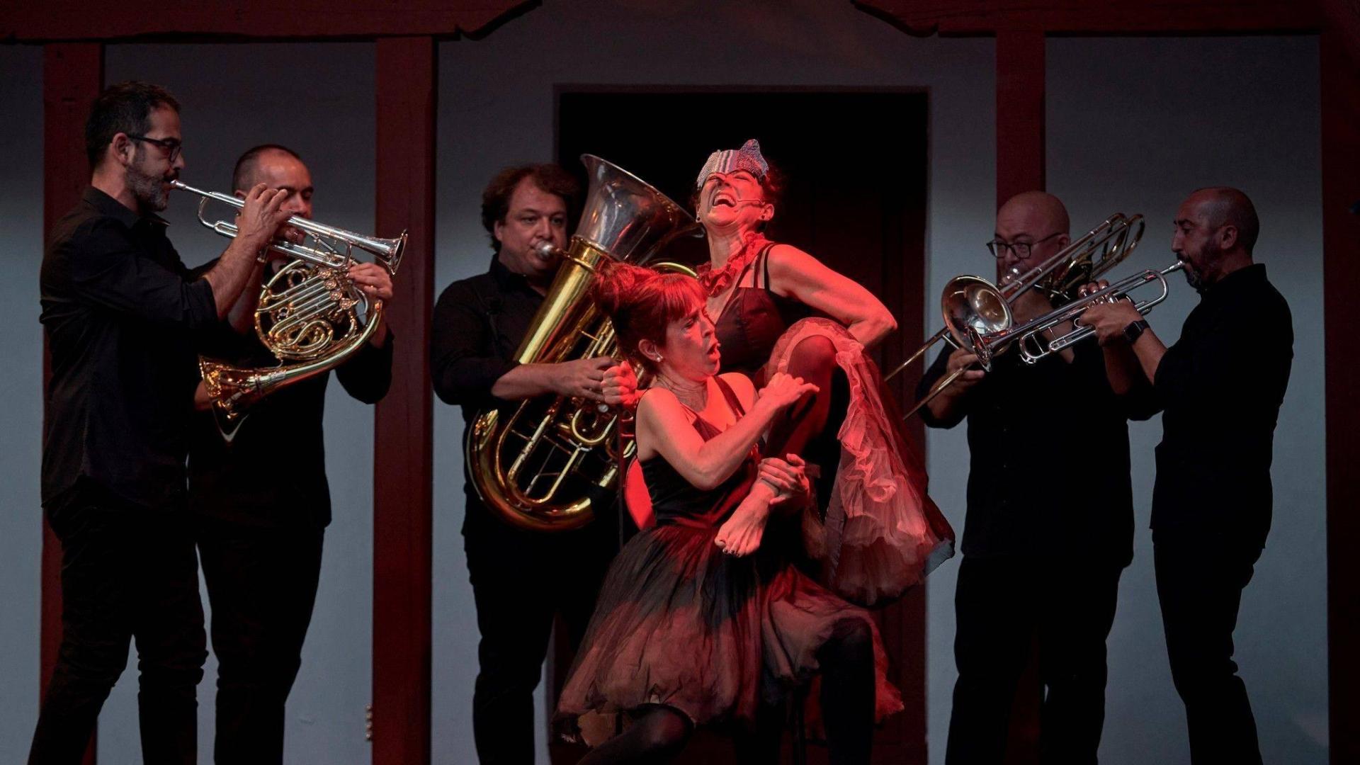 Inma Gurrea (en primer plano) y Belén Otxotorena, acompañadas por el quinteto Spanish Brass en 'El burlador sin sardina'.