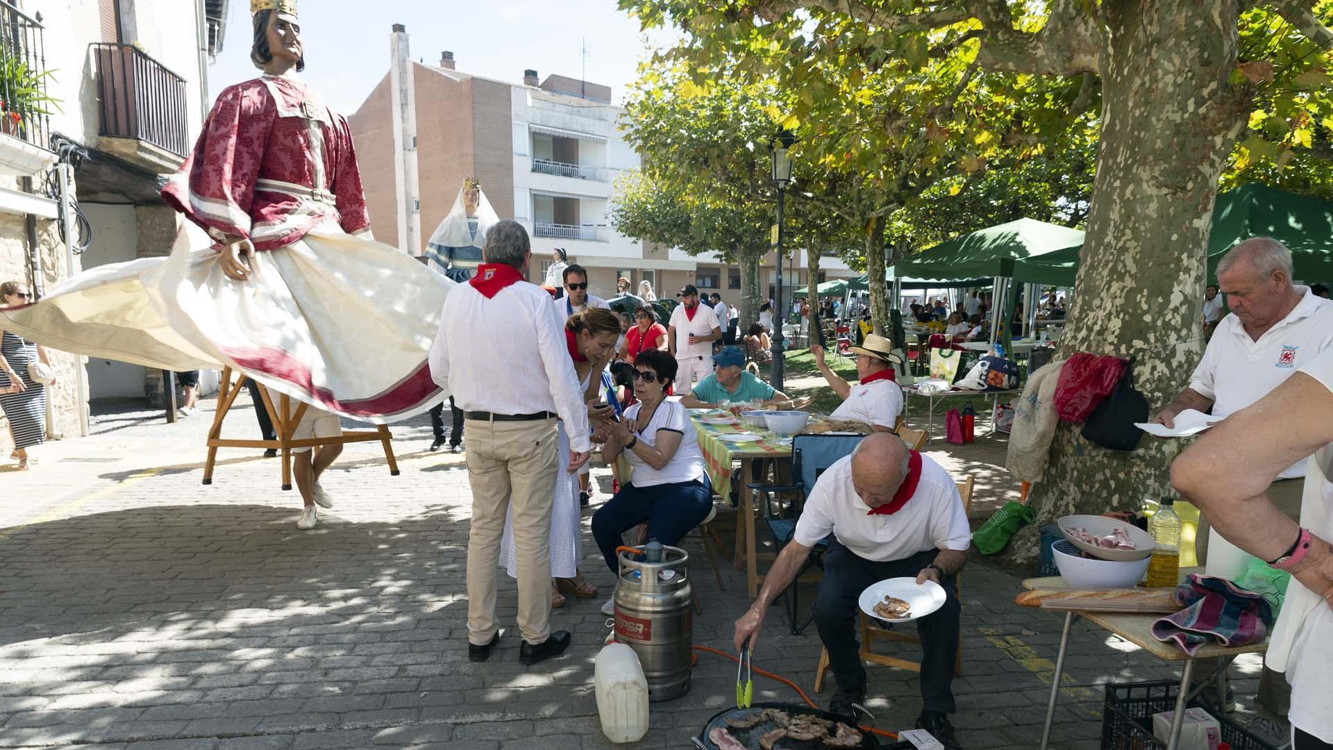 Costillada popular en la Plaza el Ferial durante las fiestas de Huarte