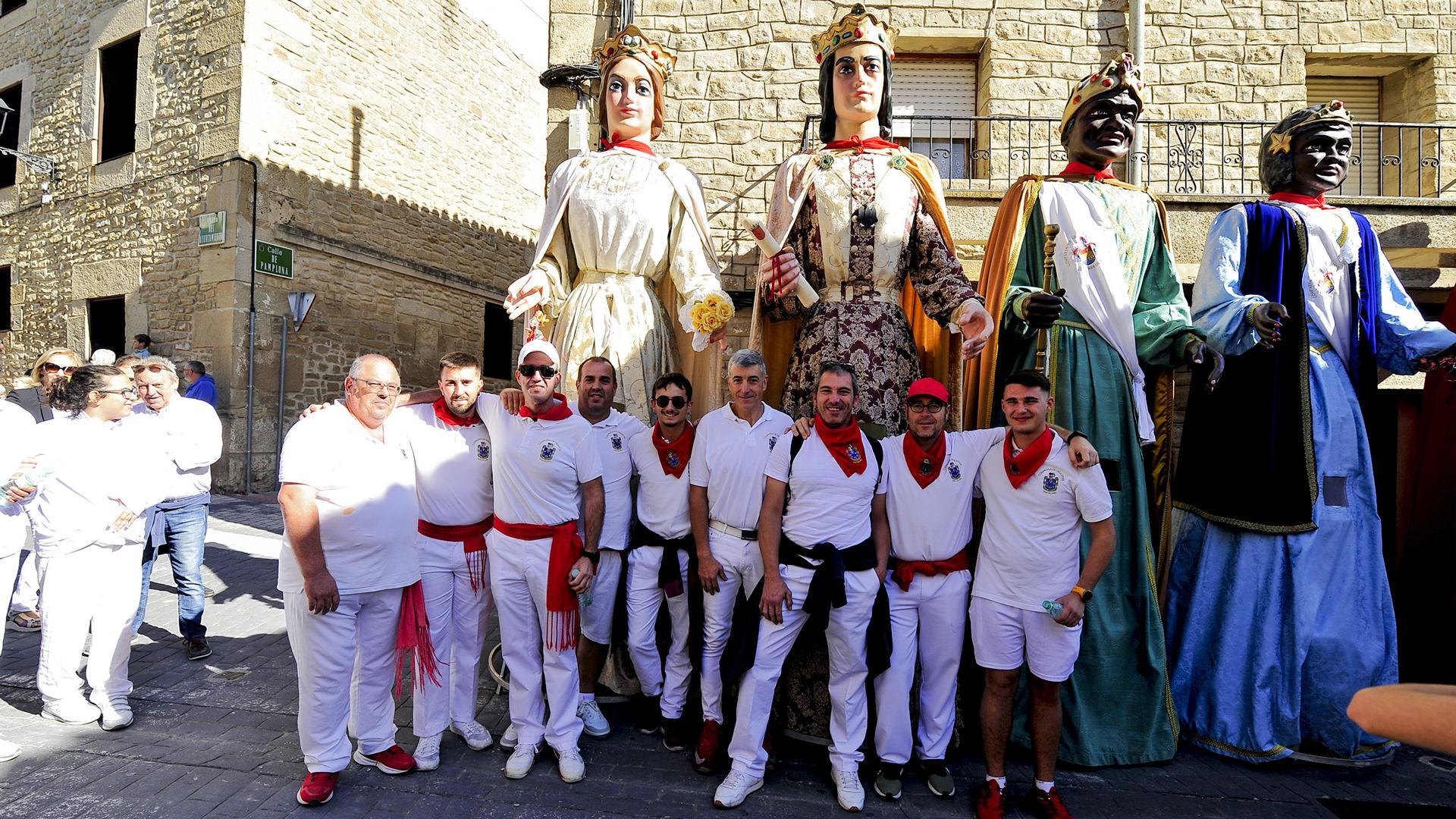 Integrantes de la comparsa de Santacara junto a miembros de otras comparsas invitadas