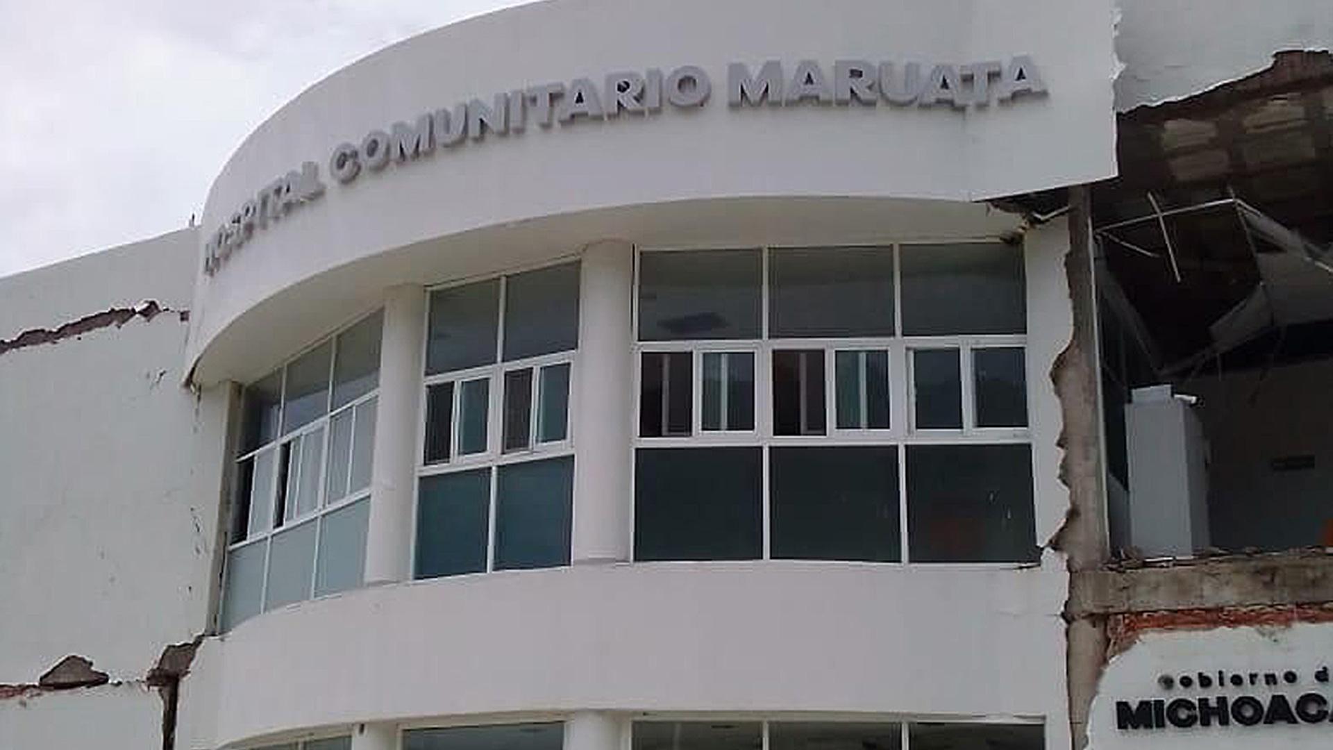 Daños causados por el terremoto en la fachada del Hospital de Maruata, estado de Michoacan (México)