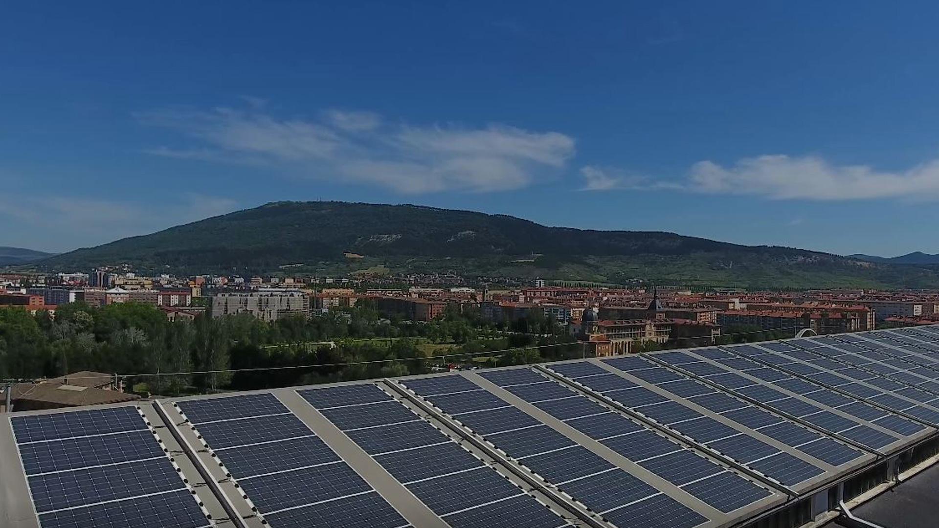 Placas solares situados en un edificio de Pamplona