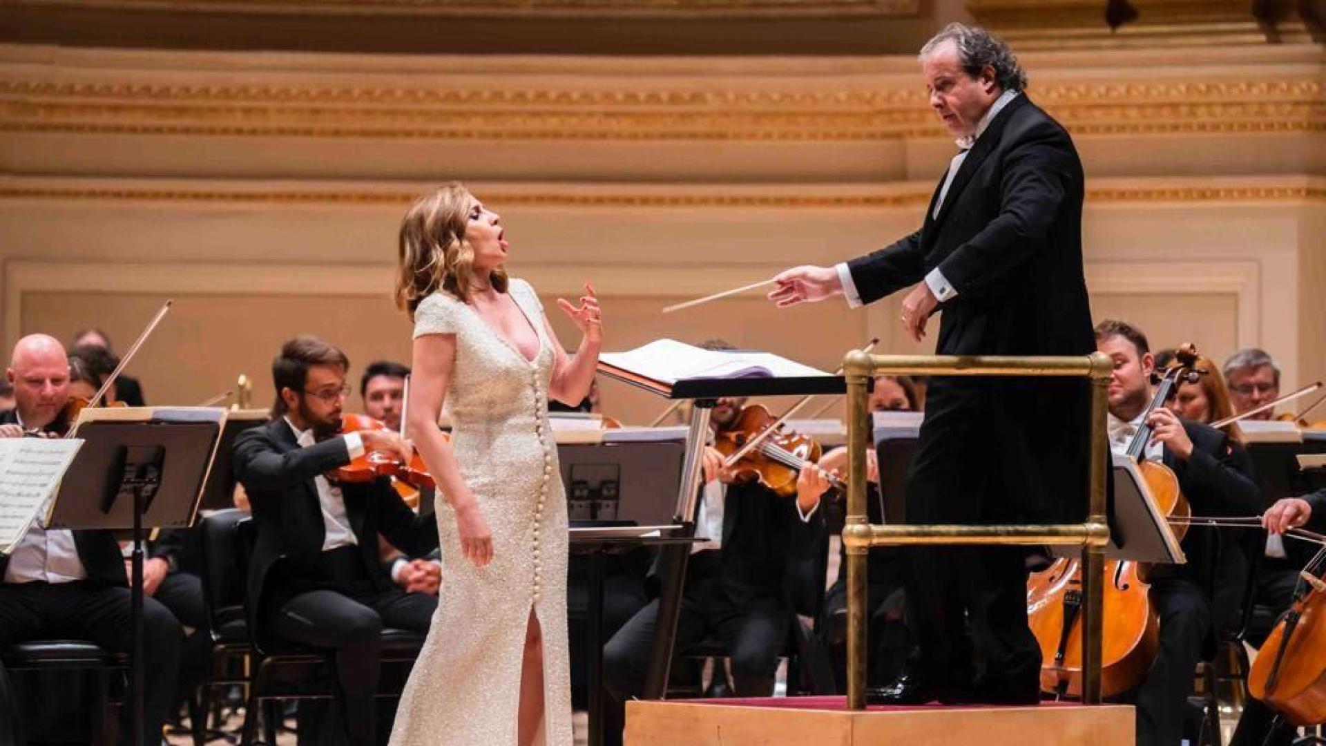 Sabina Puértolas, durante su actuación en el Carnegie Hall de Nueva York. A la derecha, el director Juanjo Mena