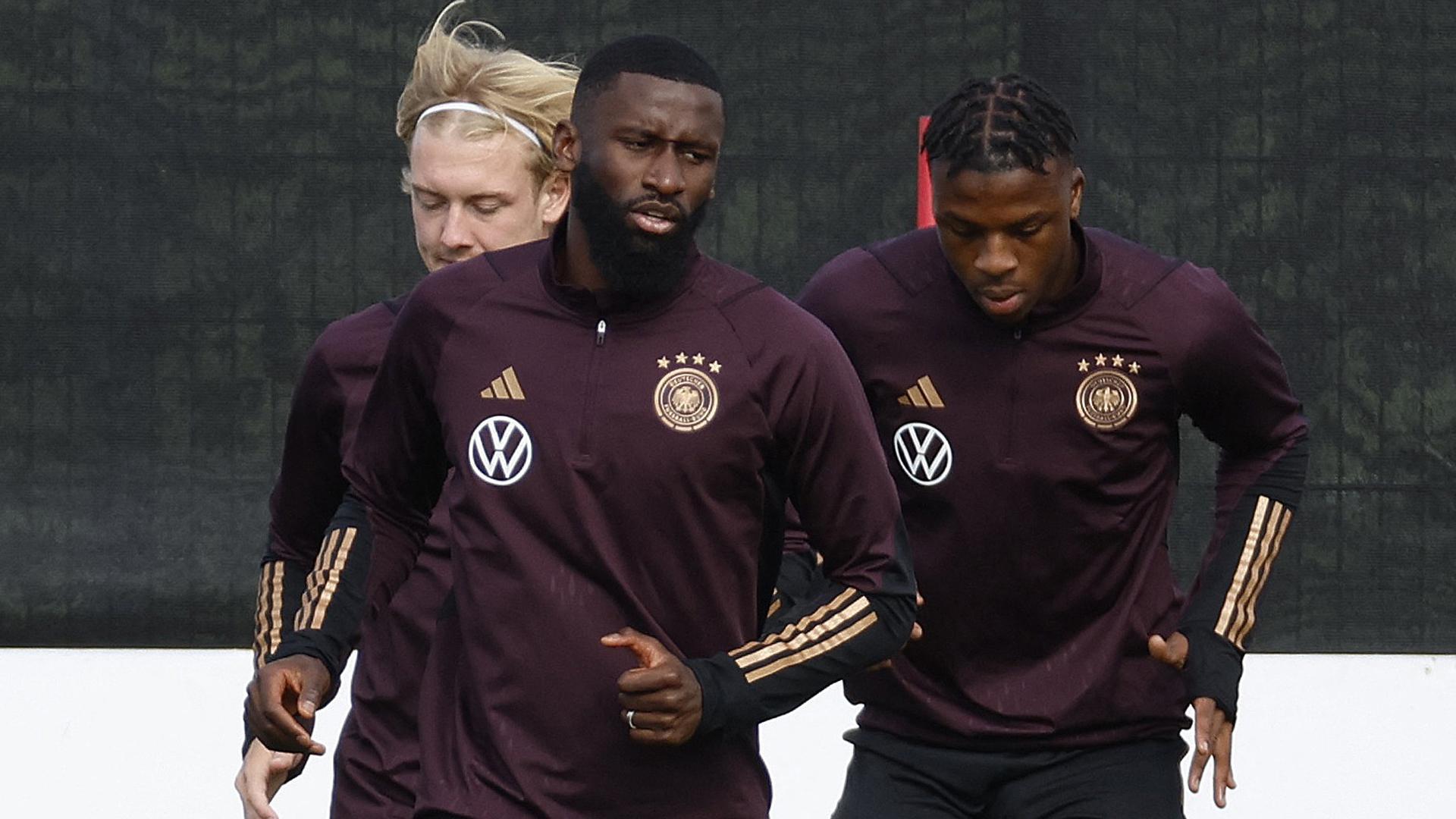 Antonio Rudiger se entrena junto a los compañeros de la selección alemana Armel Bella-Kotchap y Julian Brandt