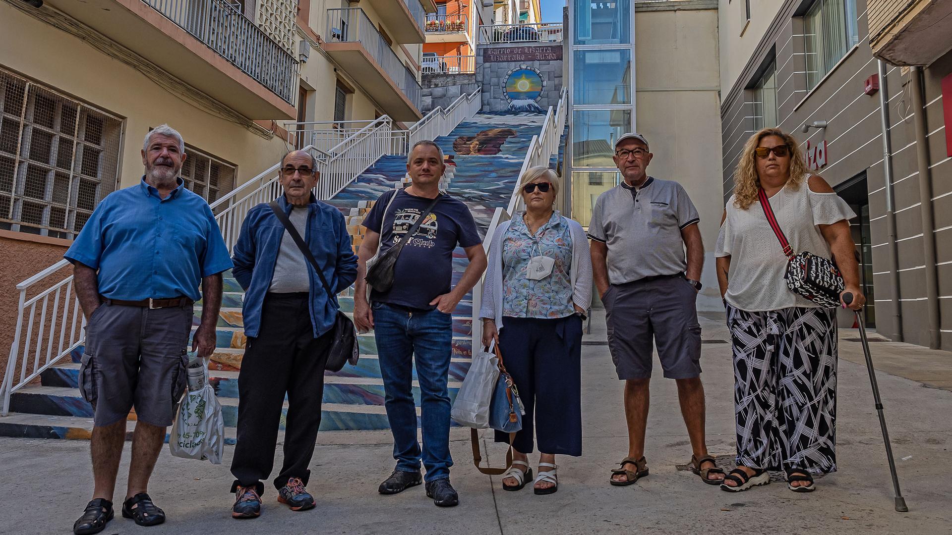 Desde la izda., Javier Legarda, Jesús Pérez, Jesús San Félix, Carmen Zaborras, Roberto García e Idoya Tobes,  frente a las escaleras y junto al ascensor, estos días parado mientras se arregla, ponen voz a las quejas vecinales