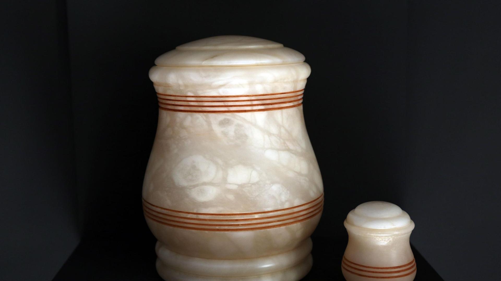 Detalle de dos urnas mortuorias de alabastro