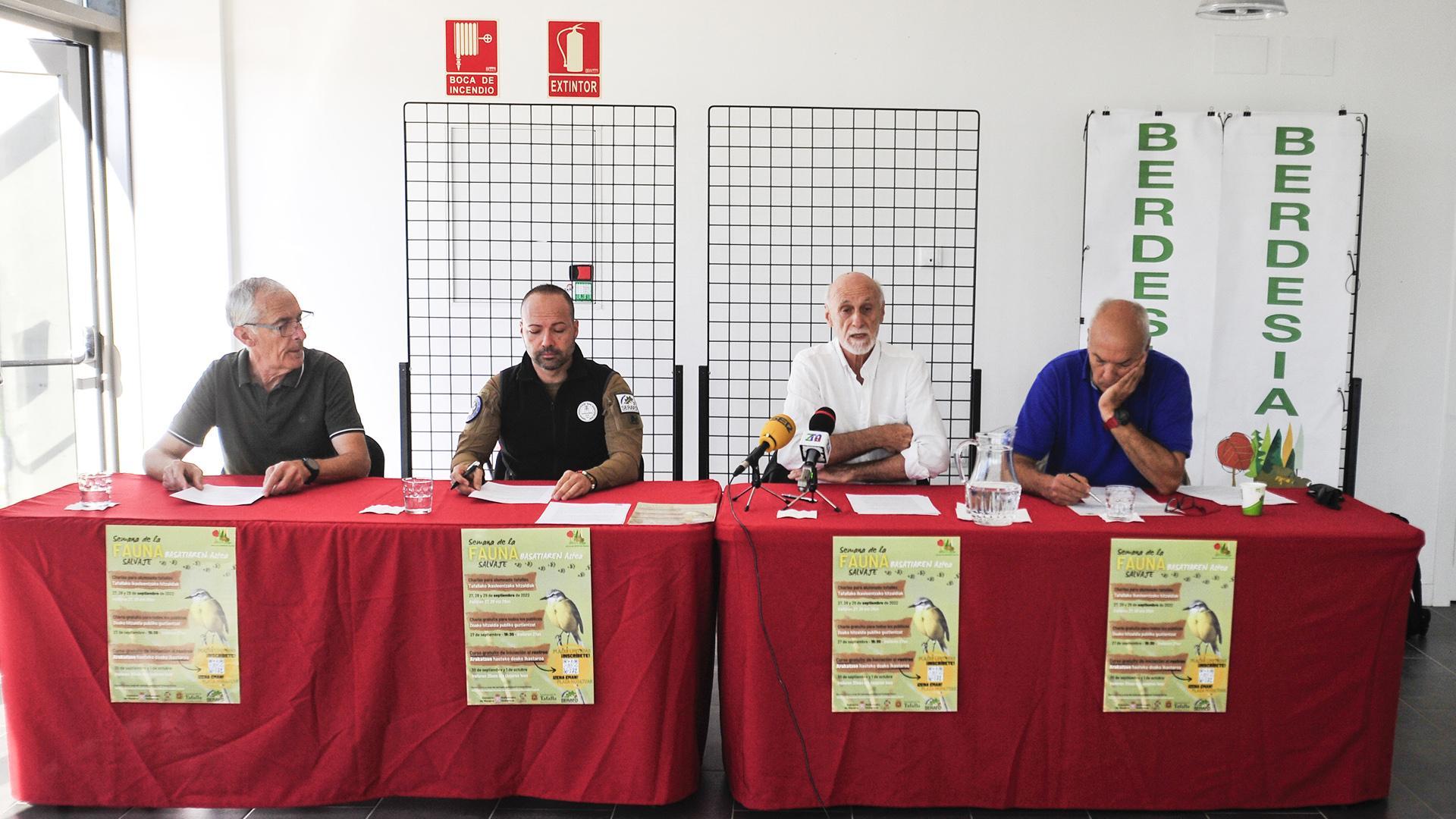 Desde la izda., Juanjo de Carlos García, Fernando Gómez Velasco, Mauricio Olite y José Ignacio Intxaurrondo en la presentación ayer de la Semana de la Fauna Salvaje