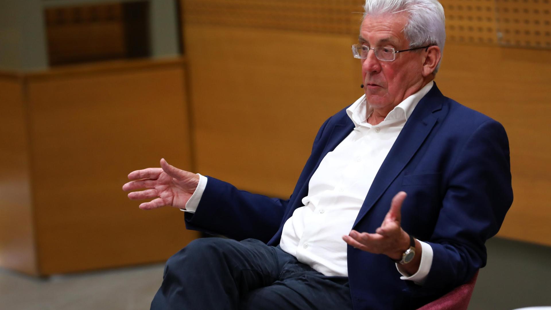 Pedro Miguel Etxenike durante la charla en el auditorio de Civican