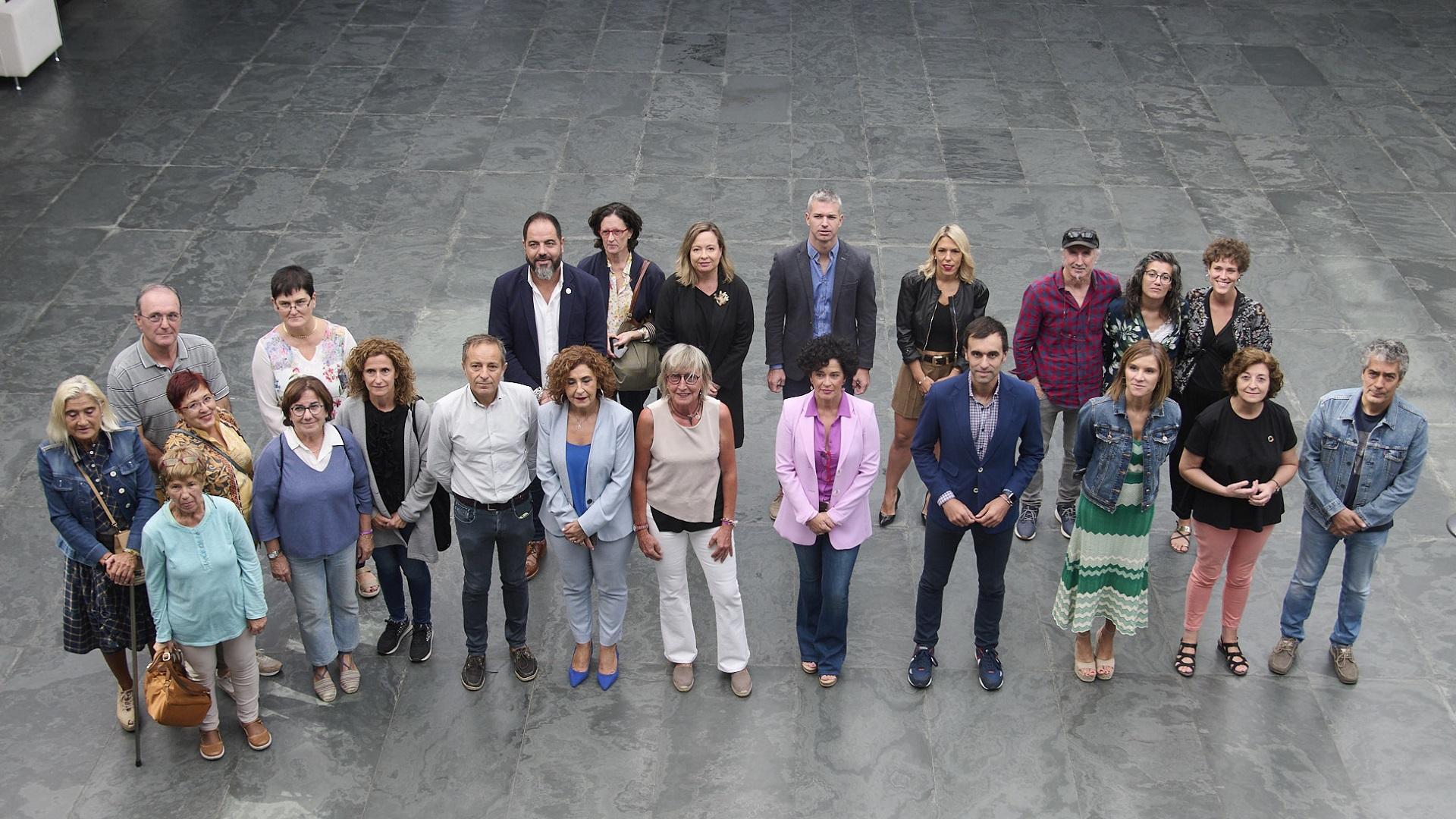 Participantes en el acto con motivo del Día Mundial del Alzheimer en el Parlamento de Navarra
