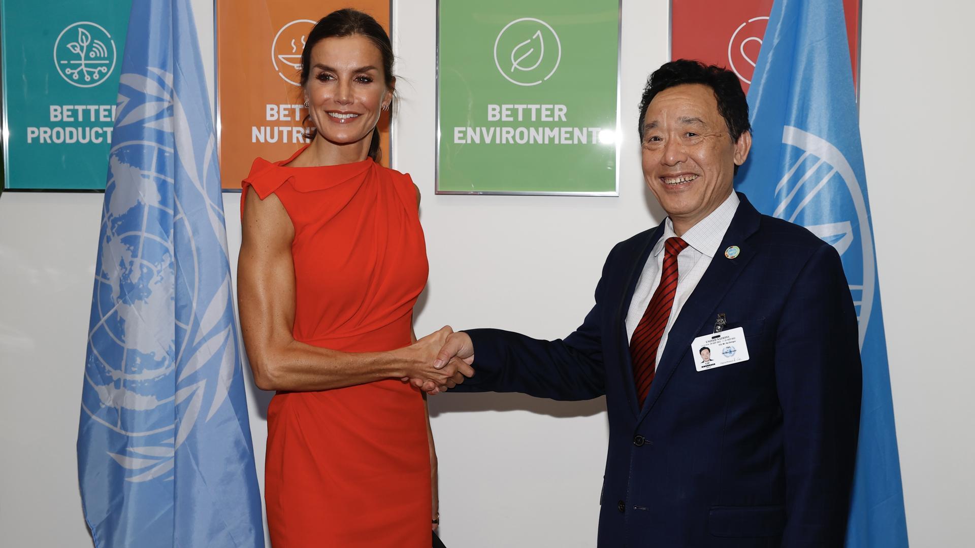 La reina Letizia mantiene un encuentro con el director general de la Organización de las Naciones Unidas para la Alimentación y la Agricultura FAO, Qu Dongyu