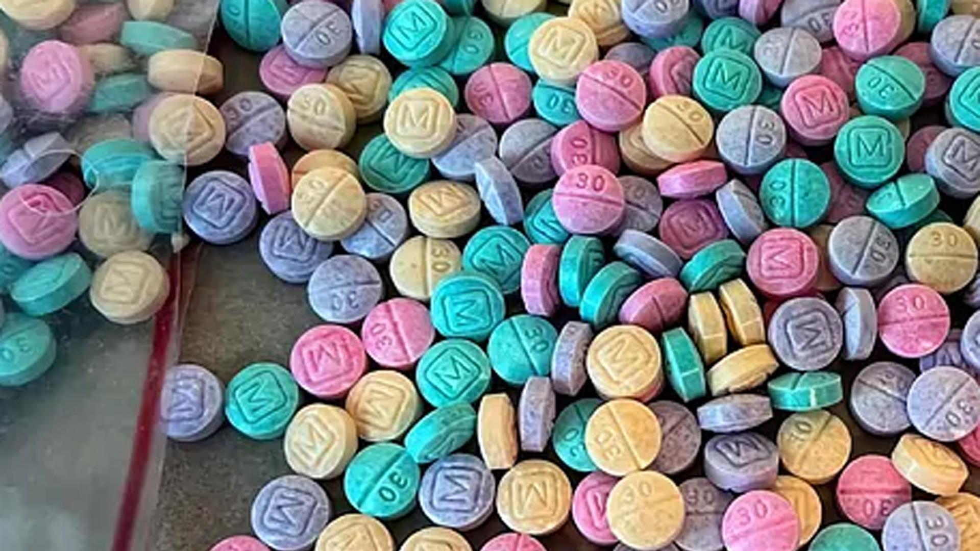 Pastillas de colores de fentanilo arcoíris