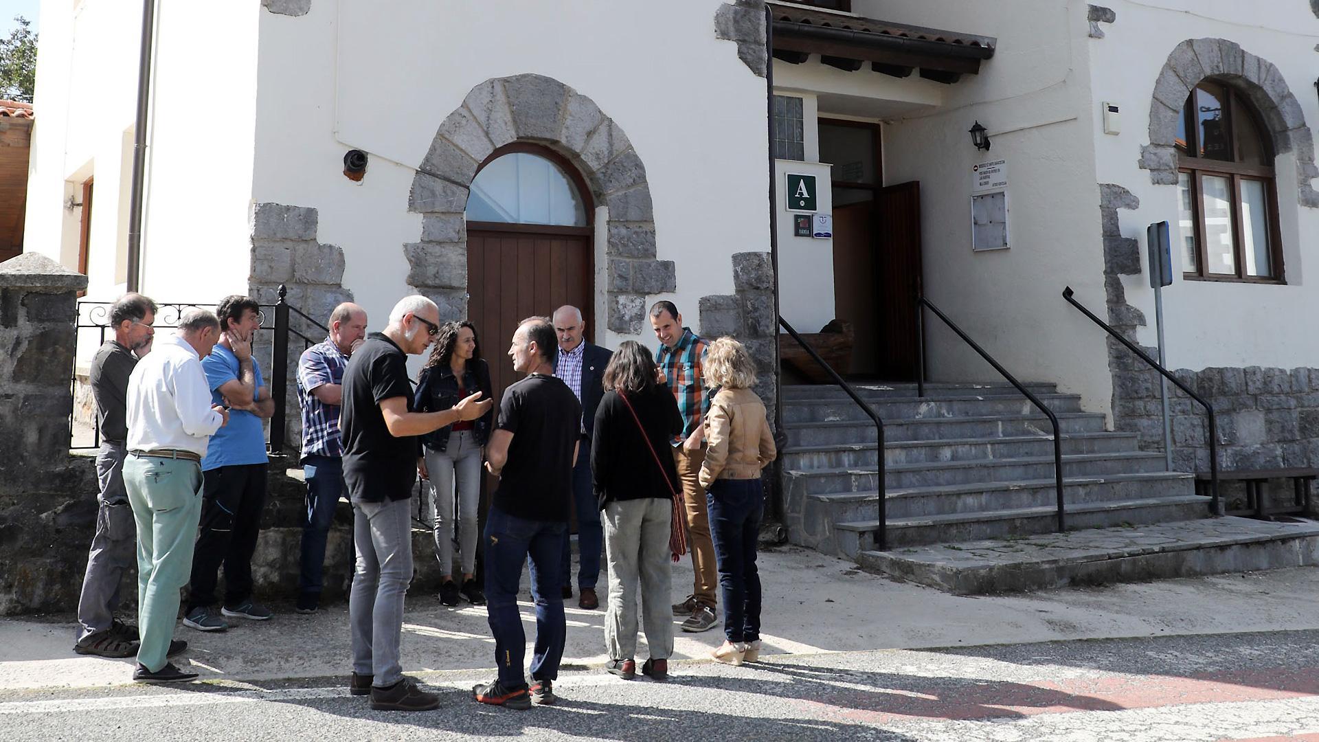 Autoridades, durante su visita a la posada-albergue de Astitz, que ha sido rehabilitada