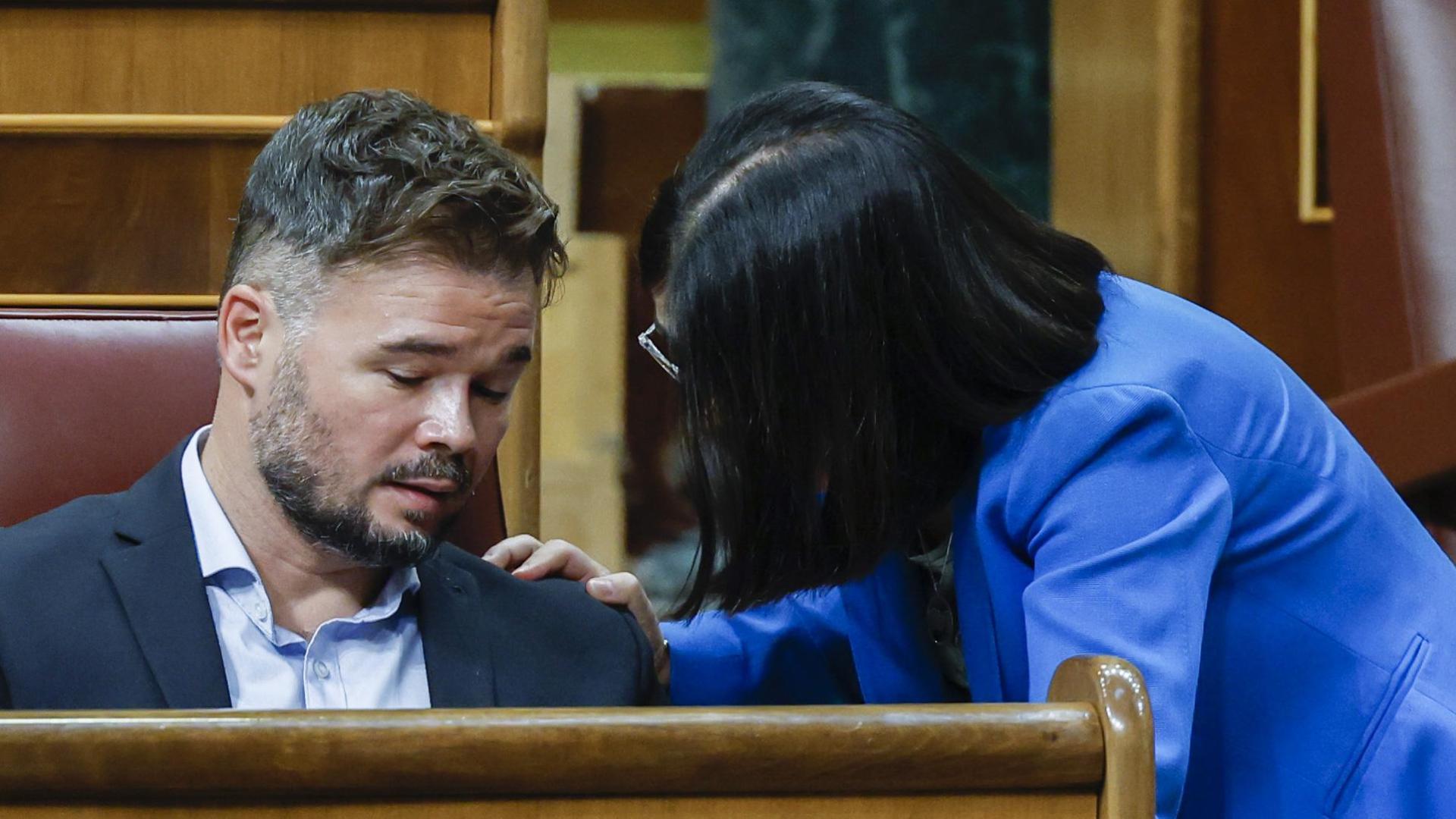 El portavoz de ERC en el Congreso, Gabriel Rufián, conversa con la ministra de Sanidad, Carolina Darias