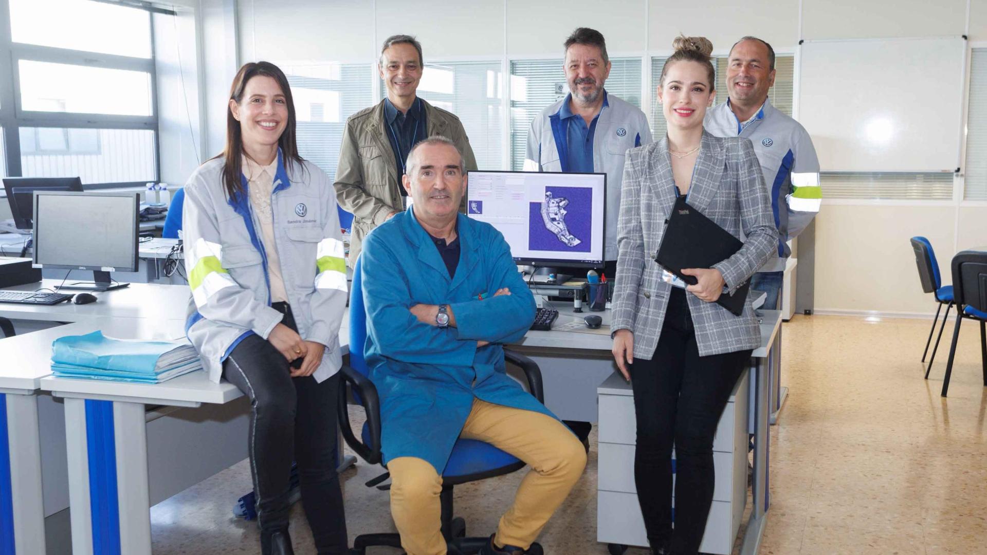 De izquierda a derecha, en la primera fila, Sandra Jiménez (Volkswagen Navarra), Enrique Galdeano (Volkswagen Navarra) y Marta Cildoz (UPNA); en la segunda fila, Fermín Mallor (UPNA), Angel Balaguer (Volkswagen Navarra) y Fernando Aguado (Volkswagen Navarra).