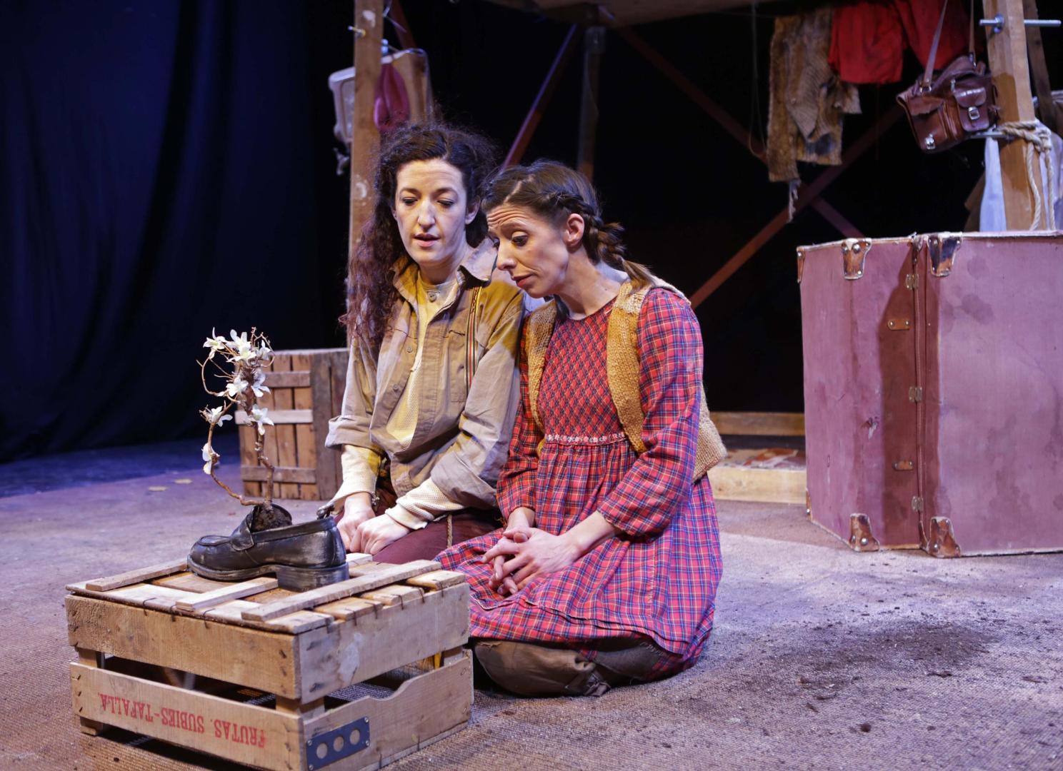 Laura Villanueva (izq.) y Eva Azpilikueta, en otro momento de la obra