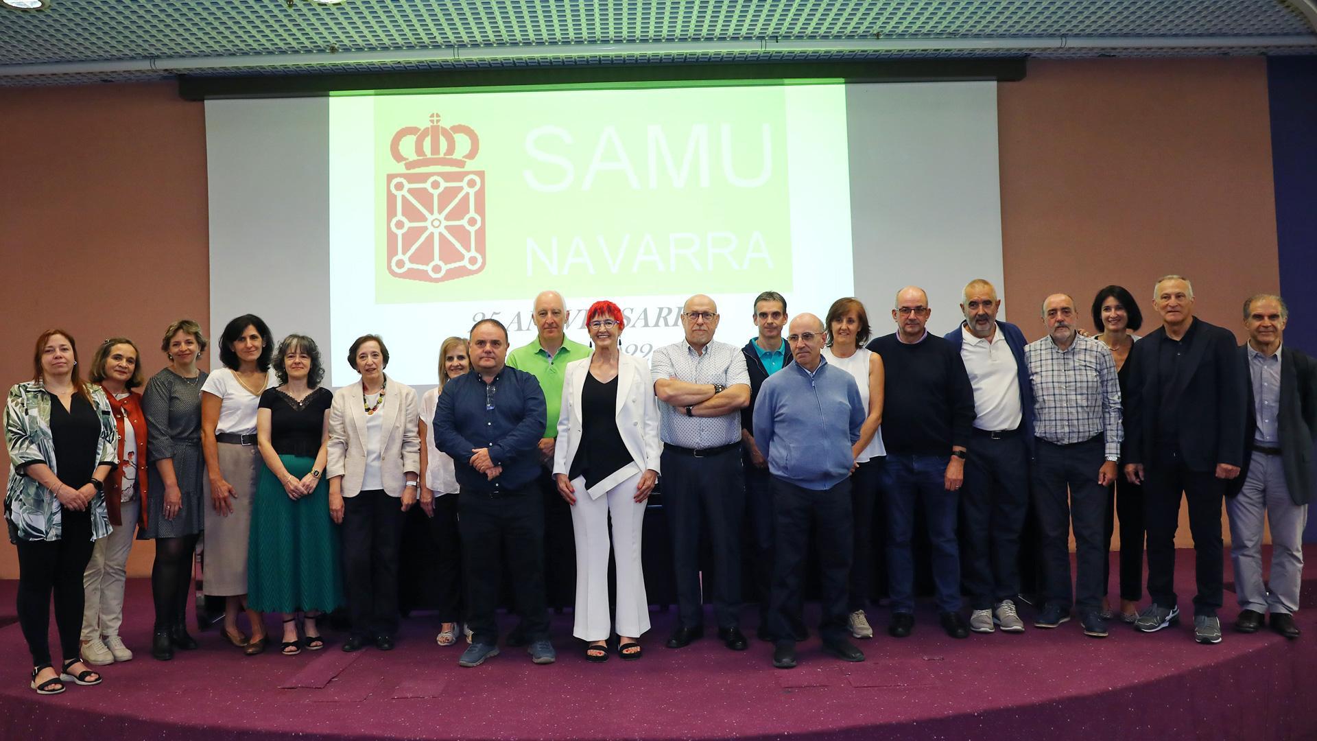 Asistentes al homenaje a los pioneros de las UVI móviles. Izda a dcha: Casilda Lahoz (enfermera), Reyes de Andrés (jefe área enfermería), Mª Jesús Cabodevilla (enfermera), Begoña Burgui (enfermera), Tere Taniñe (enfermera), Mª José Palacios (médico), Merche Marraco (enfermera), Alfredo Echarri (médico), Juan José Sola (técnico transporte sanitario), Santos Induráin (consejera), Josu Irigoyen (técnico), Felipe Aldunate (técnico), Javier Moreno (enfermero), Montse Bretón (enfermera), Vicente Errandorena (técnico), Kiko Betelu (subdirector de Urgencias), Ricardo Tejedor (médico), Isabel Iturrioz (presidenta Colegio Enfermería), Tomás Belzunegui (vicedecano Medicina UPNA) y Gregorio Achutegui (gerente SNS)
